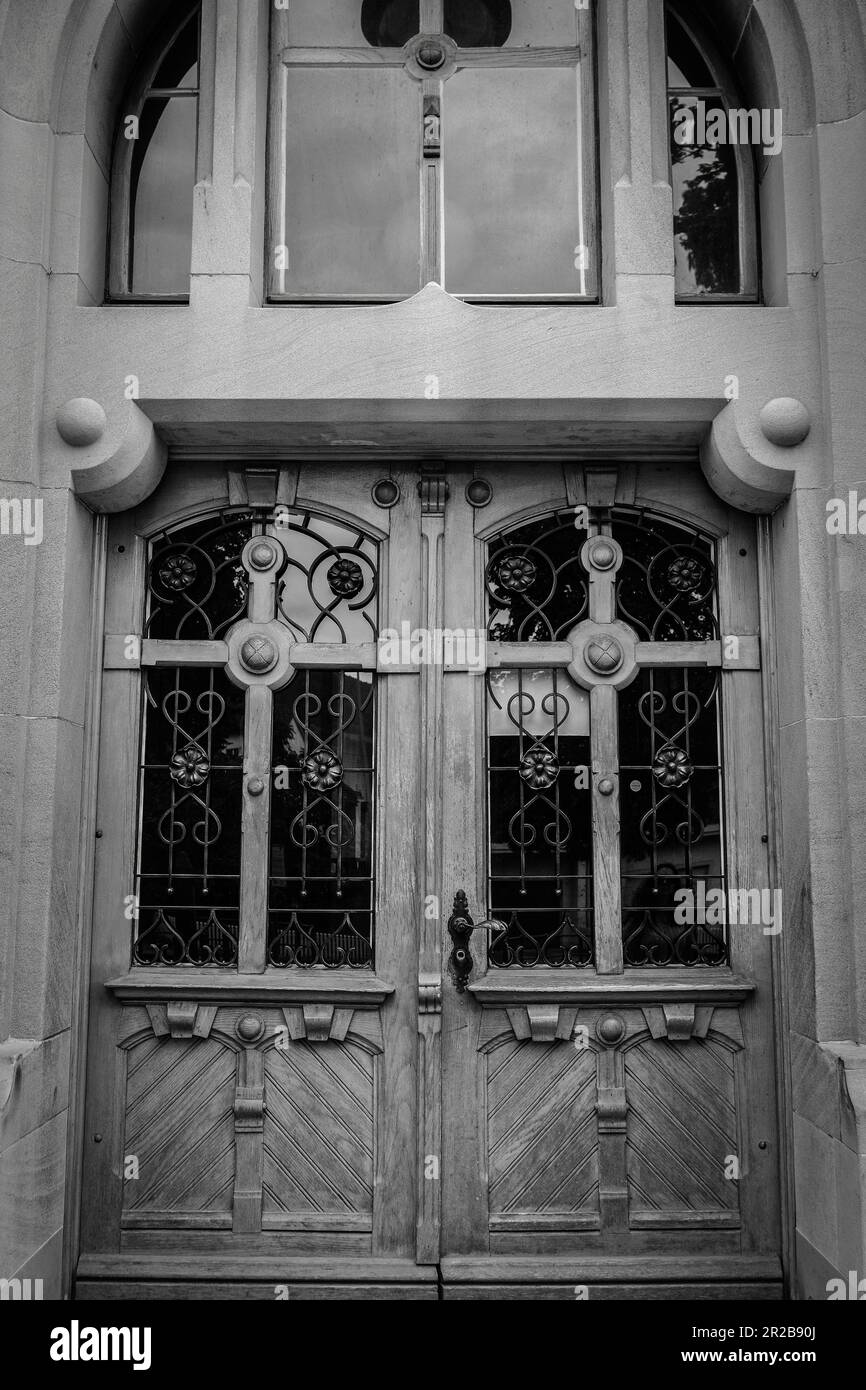 Une porte ancienne est abîmée et usée, révélant le passage du temps. Ses détails complexes et ses couleurs décolorées évoquent les histoires qu'il contient. Banque D'Images
