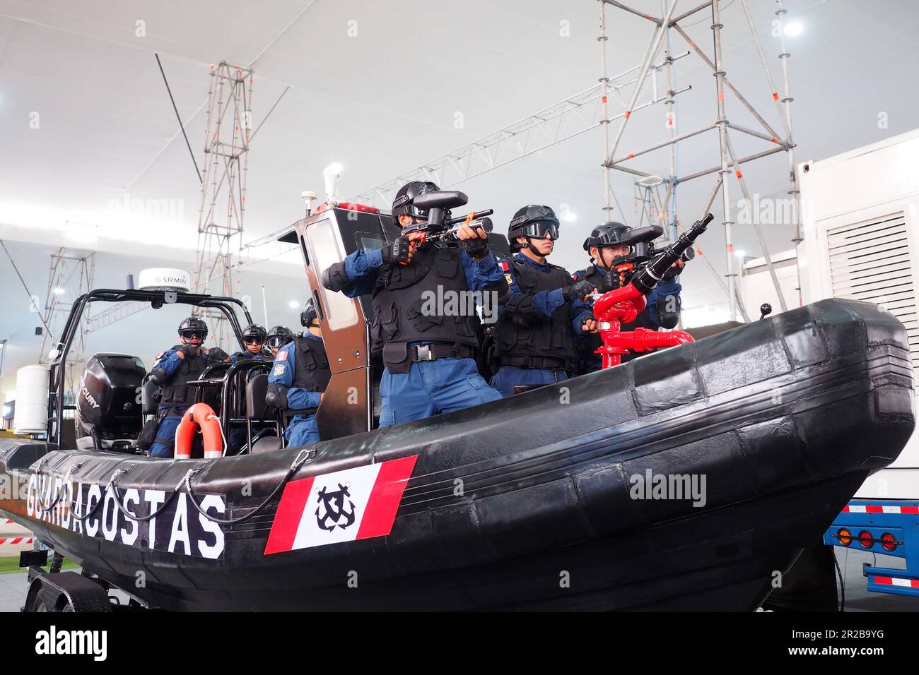 Garde-côtes péruviennes sur un bateau gonflable à coque rigide exposé à l'édition 9th de l'exposition internationale des technologies de défense, SITDEF, 2023, au quartier général de l'armée péruvienne. L'événement se tient du 18 mai au 21th avec la présence de représentants de 28 pays Banque D'Images