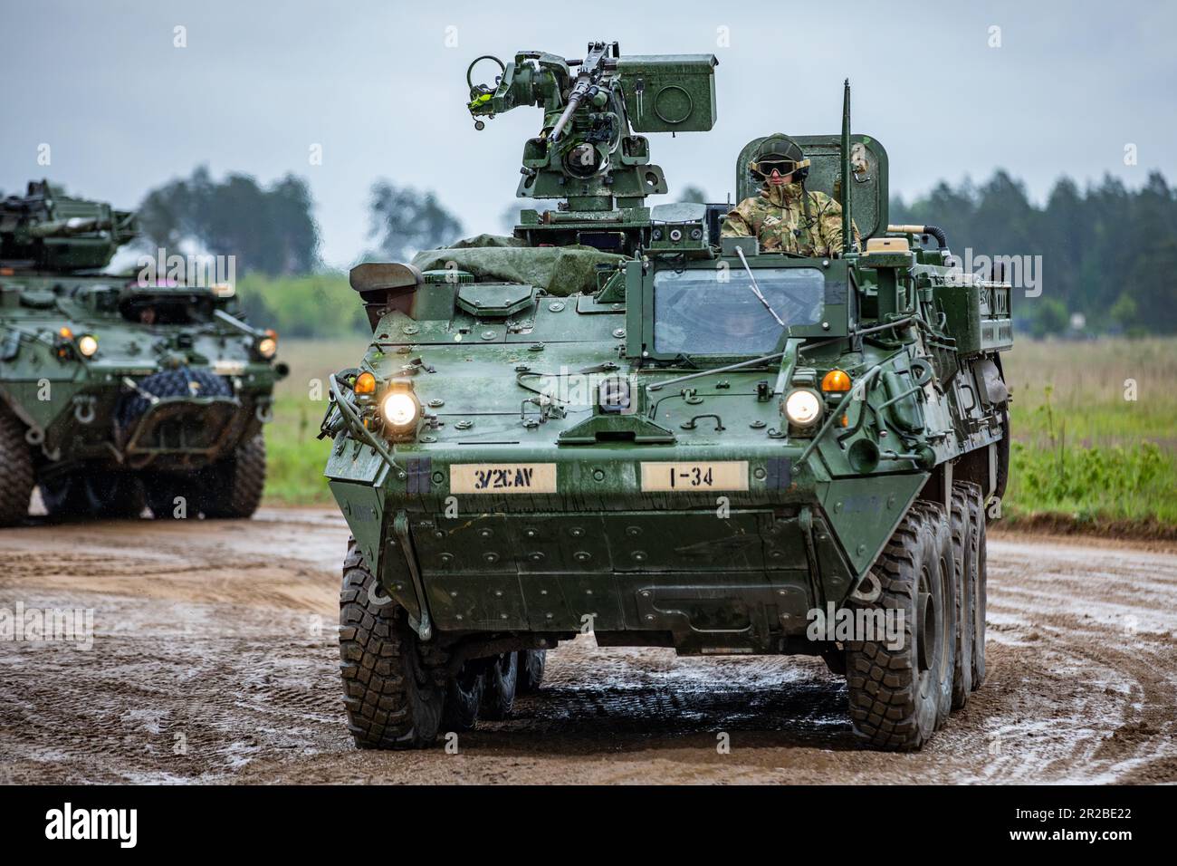ÉTATS-UNIS Des soldats affectés au 3rd escadron, 2nd Cavalry Regiment, division multinationale de l'OTAN Nord-est, manœuvrent un véhicule blindé Stryker lors de l'exercice Griffin Shock 23, un incendie en direct à Bemowo Piskie, en Pologne, au 17 mai 2023. En tant que pays-cadre en Pologne, l'exercice Griffin Shock démontre les États-Unis La capacité de l’armée à assurer l’alliance de l’OTAN en renforçant rapidement le groupement tactique de l’OTAN en Pologne pour en faire une unité de la taille d’une brigade. (É.-U. Photo de la Garde nationale de l'armée par le Sgt John Schoebel) Banque D'Images