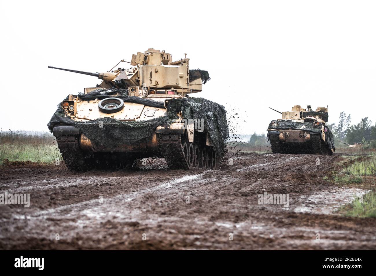 ÉTATS-UNIS Les soldats affectés Alpha Company, 1st Bataillon, 9 Calvary Regiment, conduisent un véhicule de combat M2 Bradley lors d'un exercice de coordination de soutien d'incendie dans le cadre du Griffin Shock 23 tenu à Bemowo Piskie, Pologne, 17 mai 2023. En tant que pays-cadre en Pologne, l'exercice Griffin Shock démontre les États-Unis La capacité de l'armée à assurer l'alliance de l'OTAN en renforçant rapidement le groupement tactique de l'OTAN en Pologne pour en faire une unité de la taille d'une brigade. (É.-U. Photo de la Garde nationale de l'armée par le sergent d'état-major Agustín Montañez) Banque D'Images