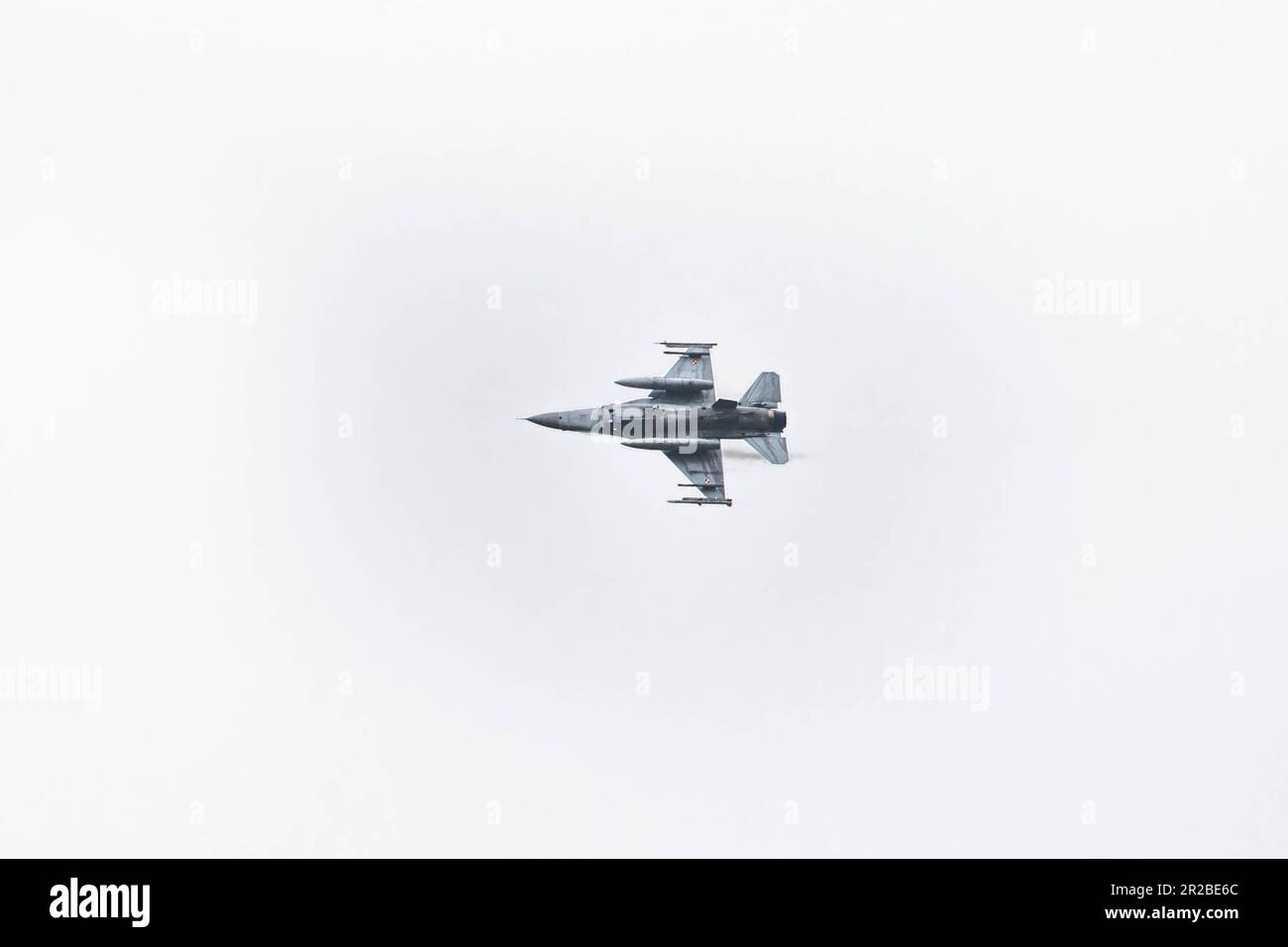 Un faucon de combat F-16 polonais participe à un exercice de coordination d'aide au feu dans le cadre du Griffin Shock 23 qui s'est tenu à Bemowo Piskie, en Pologne, au 17 mai 2023. En tant que pays-cadre en Pologne, l'exercice Griffin Shock démontre les États-Unis La capacité de l'armée à assurer l'alliance de l'OTAN en renforçant rapidement le groupement tactique de l'OTAN en Pologne pour en faire une unité de la taille d'une brigade. (É.-U. Photo de la Garde nationale de l'armée par le sergent d'état-major Agustín Montañez) Banque D'Images