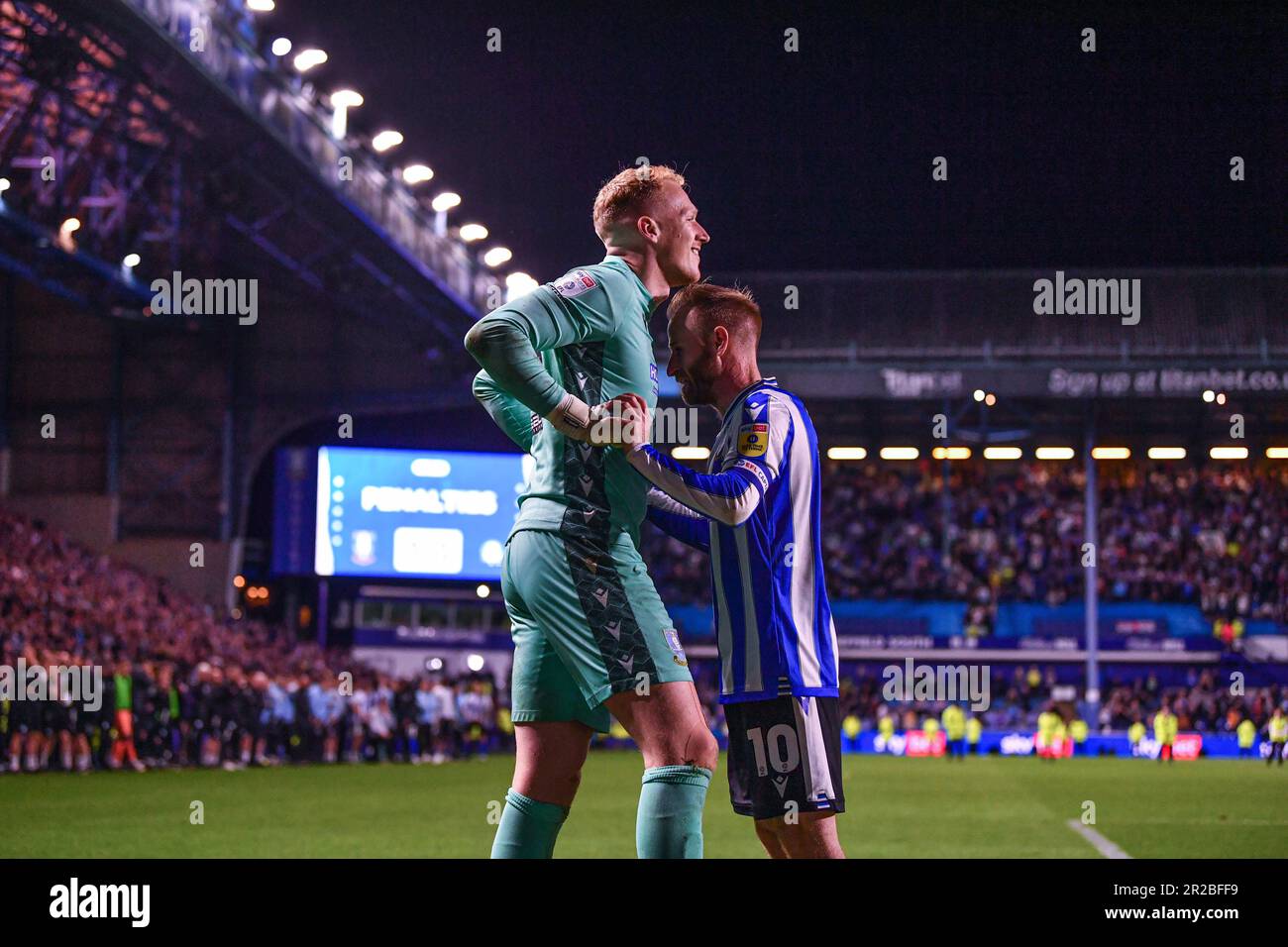Hillsborough, Sheffield, Yorkshire, Royaume-Uni. 18th mai 2023. League One Play Off football, semi final, second Leg, Sheffield Wednesday contre Peterborough United ; Barry Bannan encourt Cameron Dawson of Sheffield Wednesday Credit: Action plus Sports/Alay Live News Banque D'Images