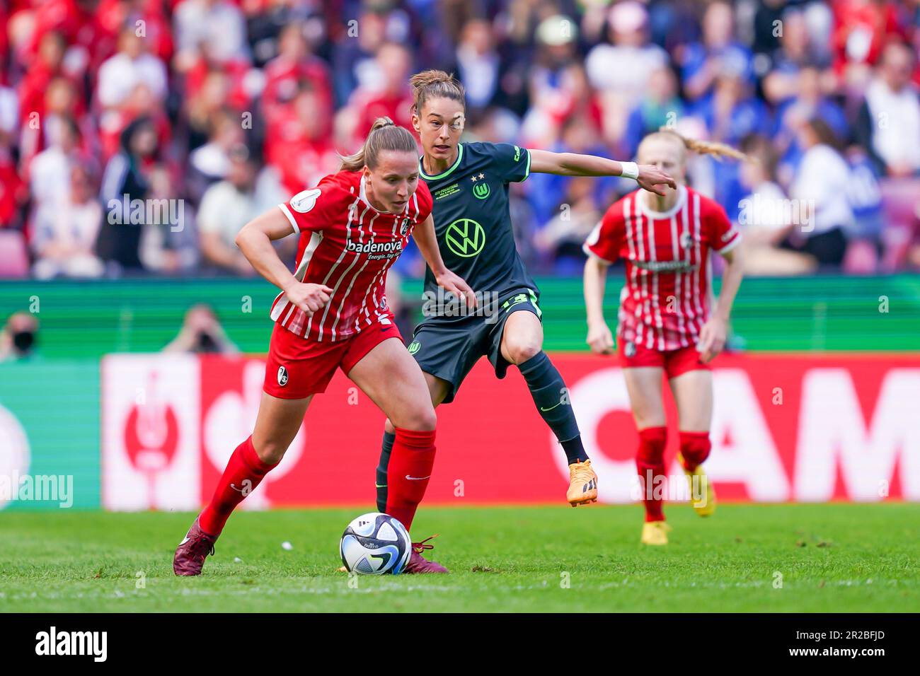 Cologne, Allemagne. 18th mai 2023. Lisa Karl (2 Freiburg) et Felicitas Rauch (13 Wolfsburg) se battent pour le ballon (duel) lors du match de football final DFB Pokal entre VFL Wolfsburg et SC Freiburg à RheinEnergieStadion à Cologne, en Allemagne. (Daniela Porcelli/SPP) crédit: SPP Sport presse photo. /Alamy Live News Banque D'Images