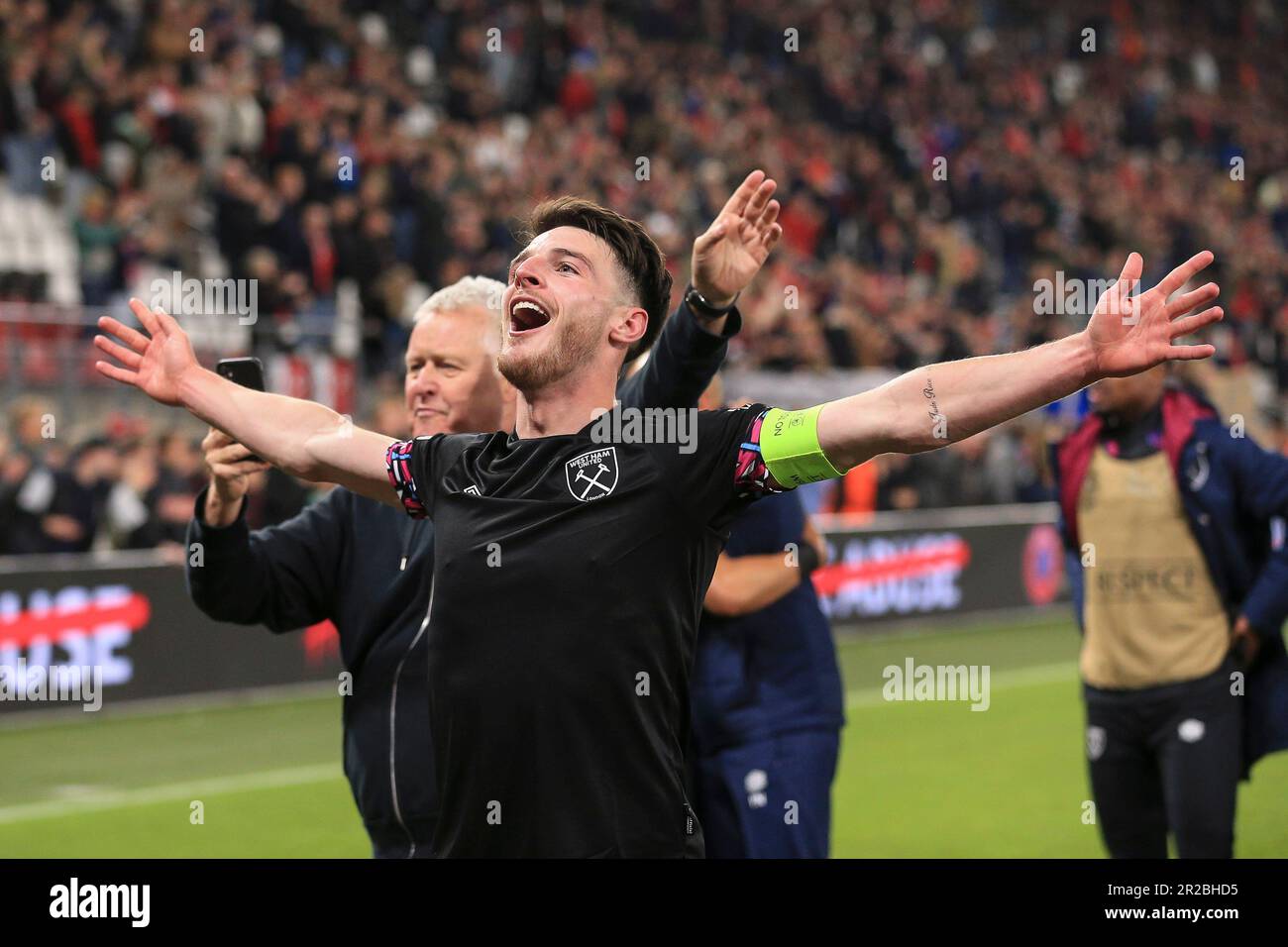 Amsterdam, pays-Bas. 18th mai 2023. Declan Rice of West Ham United fête après le match de la demi-finale de la Ligue de la Conférence de l'UEFA entre AZ Alkmaar et West Ham United à l'AFAS Stadion on sur 18 mai 2023 à Amsterdam, pays-Bas. (Photo de Daniel Chesterton/phcimages.com) Credit: PHC Images/Alamy Live News Banque D'Images