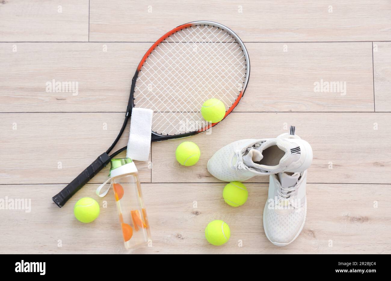 Baskets et accessoires de tennis Sportive pour homme sur fond de bois blanc  Photo Stock - Alamy