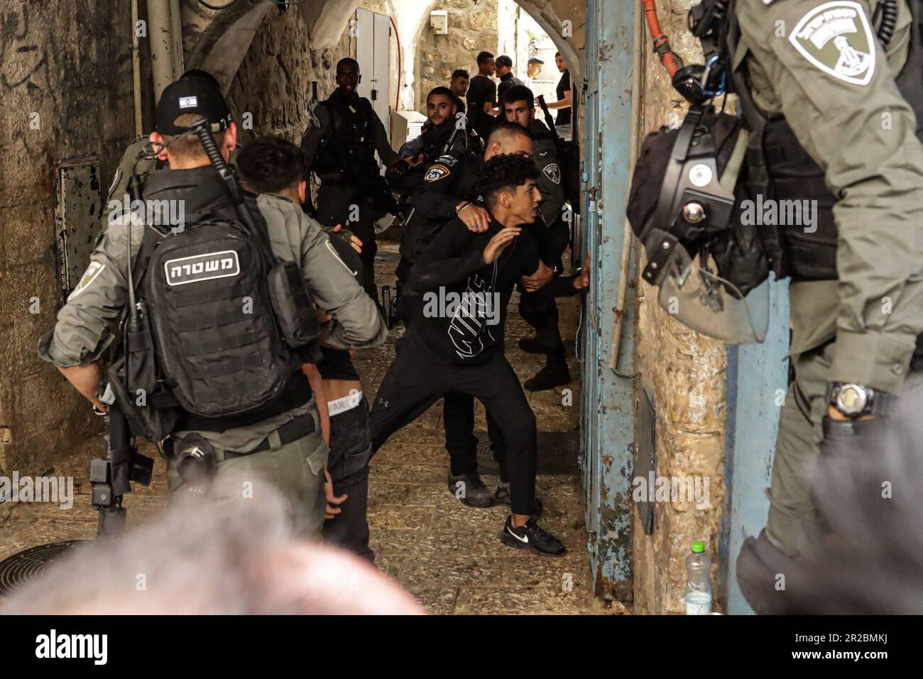 Jérusalem-est, Israël. 18th mai 2023. La police israélienne empêche les Palestiniens d'entrer dans la région alors que des colons juifs fanatiques prennent part à une marche du drapeau. La police et les résidents de Jérusalem se préparent à ce que les ministres extrémistes et leurs partisans se rallient à 18 mai dans le cadre d'une marche annuelle pour célébrer le drapeau commémorant la prise de la vieille ville par Israël. (Photo de Saeed QAQ/SOPA Images/Sipa USA) Credit: SIPA USA/Alay Live News Banque D'Images