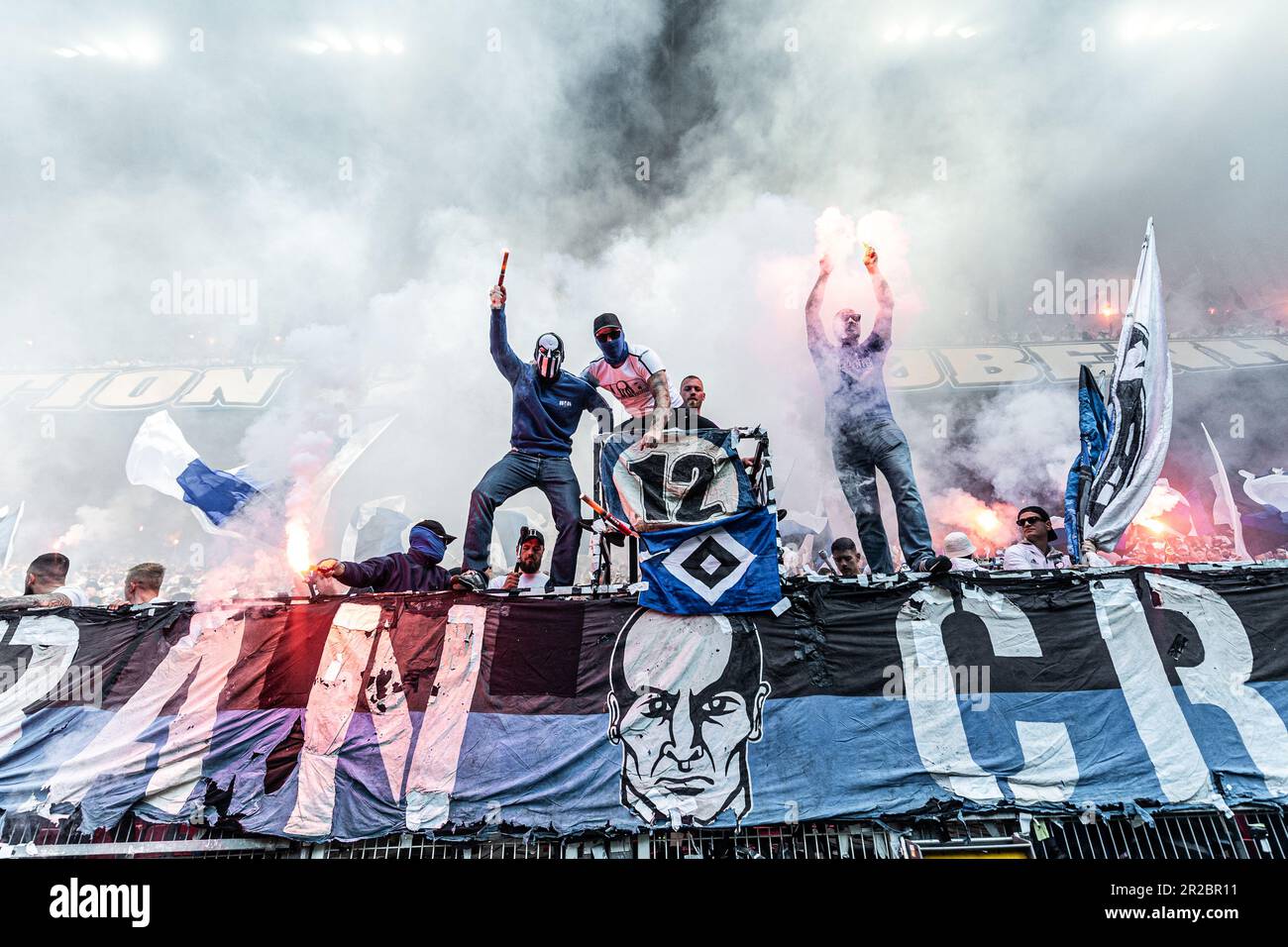 Copenhague, Danemark. 18th mai 2023. Les fans de football du FC Copenhague ont vu sur les tribunes avec des fusées éclairantes lors de la finale de la coupe danoise entre Aalborg Boldklub et le FC Copenhague à Parken à Copenhague. (Crédit photo : Gonzales photo/Alamy Live News Banque D'Images