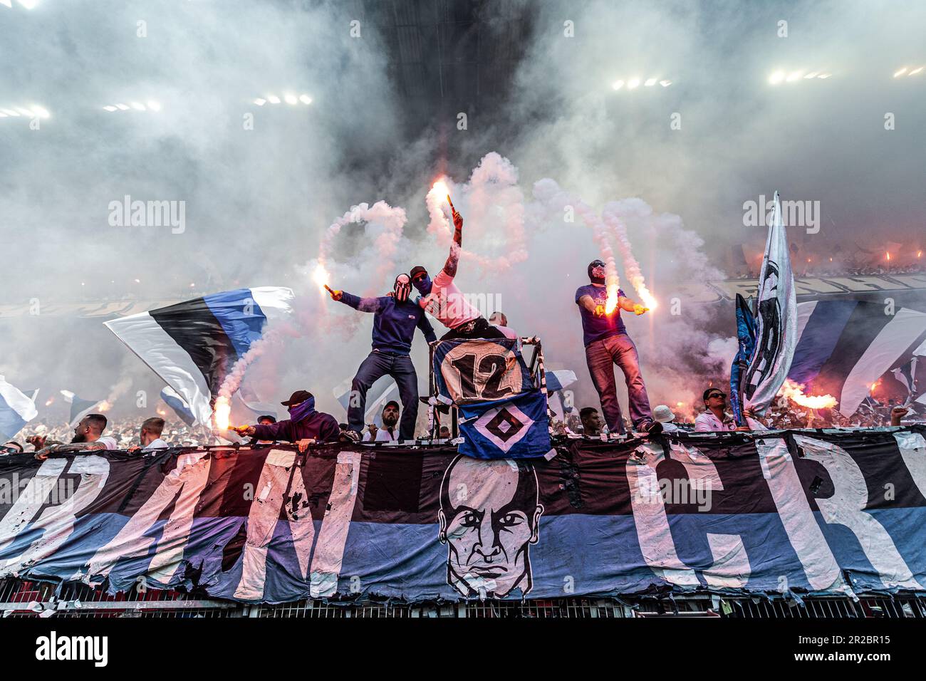 Copenhague, Danemark. 18th mai 2023. Les fans de football du FC Copenhague ont vu sur les tribunes avec des fusées éclairantes lors de la finale de la coupe danoise entre Aalborg Boldklub et le FC Copenhague à Parken à Copenhague. (Crédit photo : Gonzales photo/Alamy Live News Banque D'Images