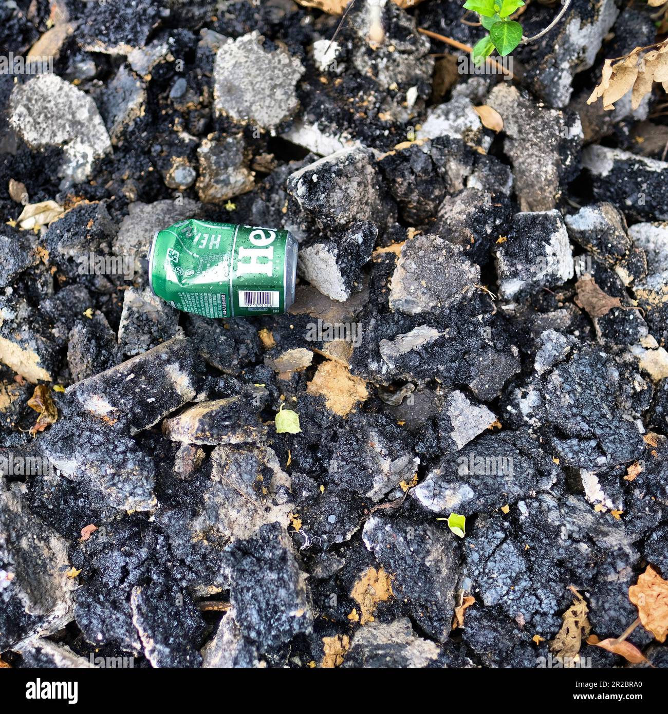 L'aluminium partiellement écrasé peut être jeté sur un tas d'asphalte déchiré Banque D'Images