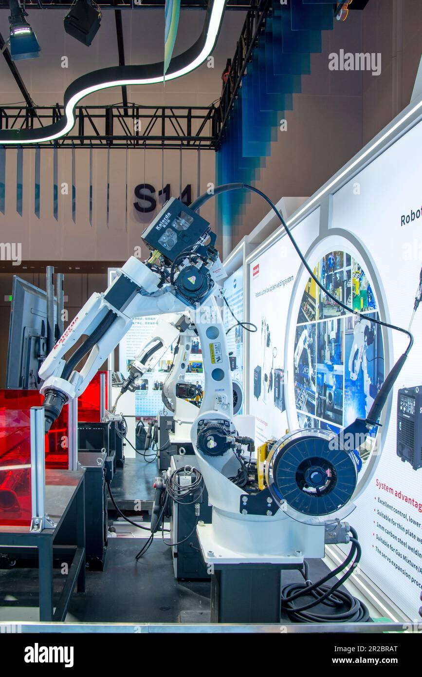 NINGBO, CHINE - 18 MAI 2023 - la technologie avancée de fabrication de robots est exposée au pavillon "Surging Zhejiang" au 3ème China and Central an Banque D'Images