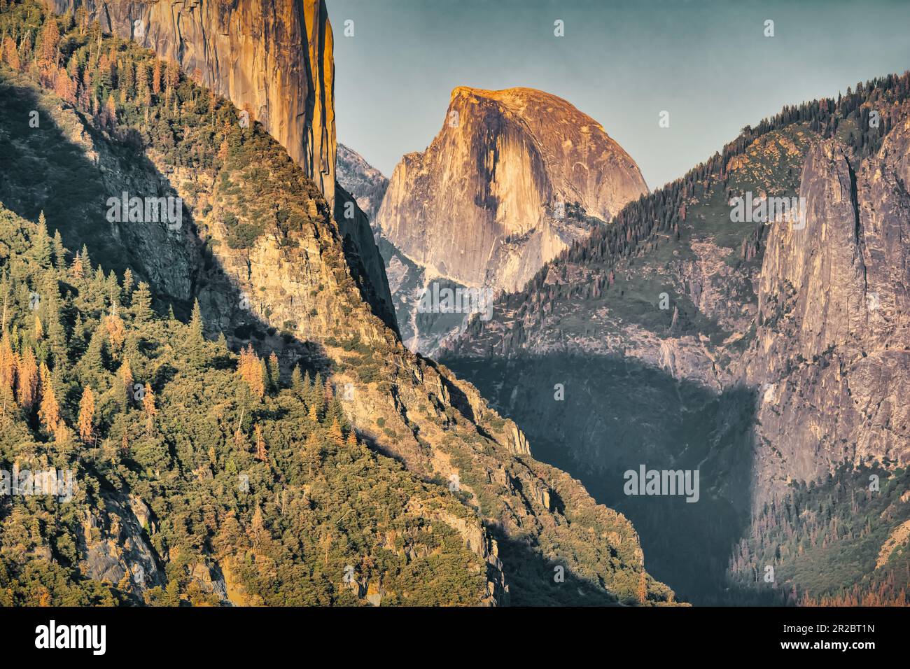 Gros plan des crêtes et du demi-dôme dans le parc national de Yosemite, Californie, États-Unis Banque D'Images
