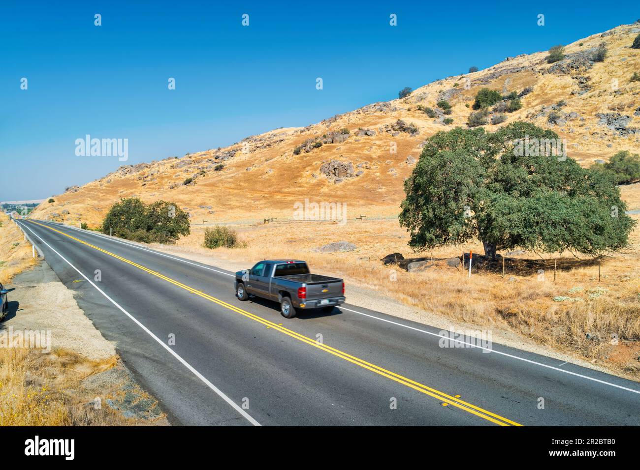 Un pick-up conduit dans la vallée centrale près de Bakersfield, Californie, États-Unis Banque D'Images