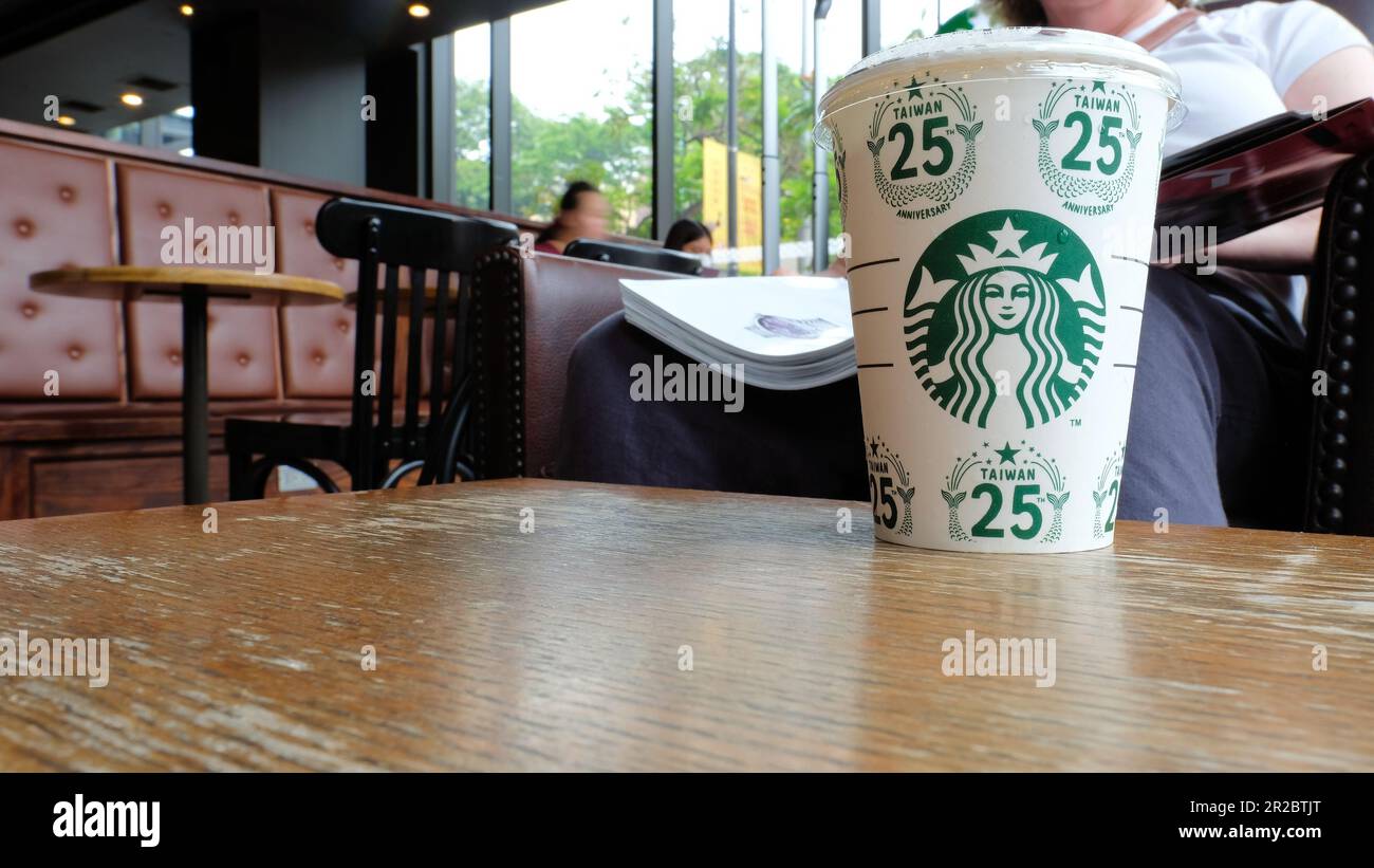 La tasse de café de Starbuck commémorant le 25th anniversaire de la présence de la compagnie à Taïwan; commémoration de vingt-cinq ans d'activité à Taïwan. Banque D'Images