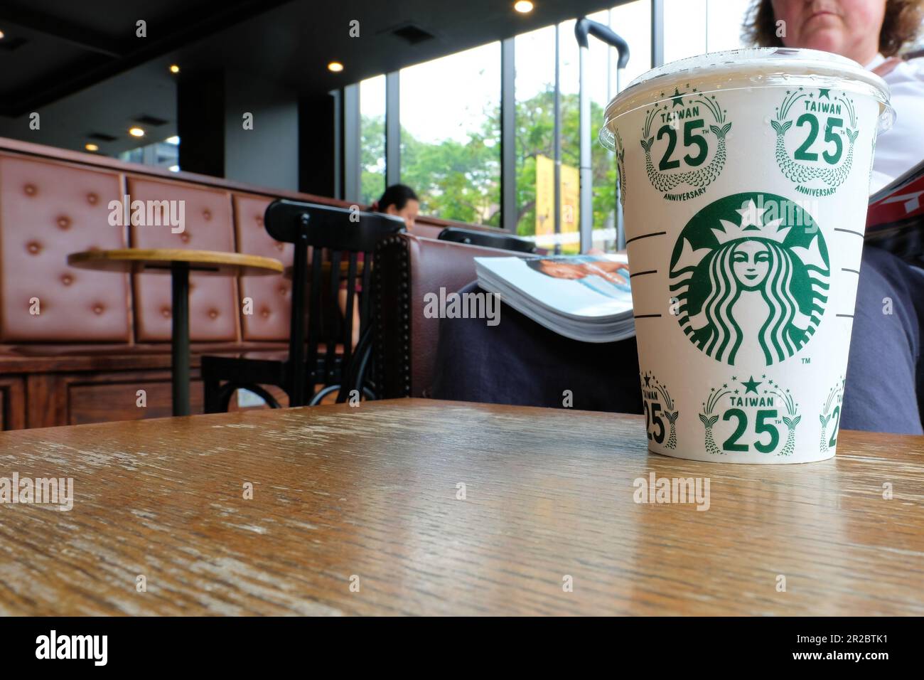 La tasse de café de Starbuck commémorant le 25th anniversaire de la présence de la compagnie à Taïwan; commémoration de vingt-cinq ans d'activité à Taïwan. Banque D'Images