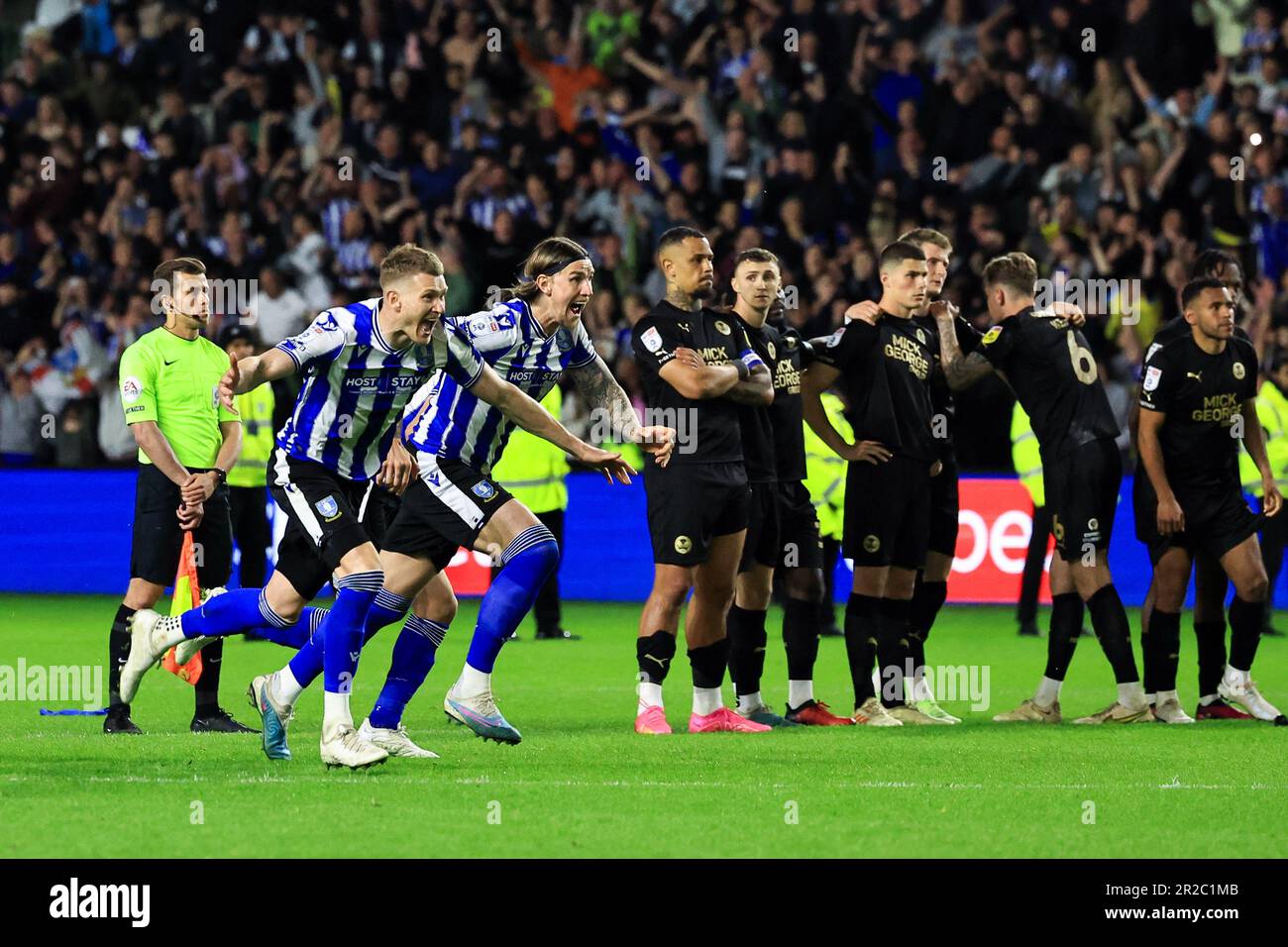 Aden Flint, de Sheffield mercredi, et ses copains fêtent, devant un quartier abattu de Peterborough United Side, après que Lee Gregory ait remporté le tir de pénalité 5-4 lors du match de jeu de Sky Bet League 1 Sheffield Wednesday vs Peterborough à Hillsborough, Sheffield, Royaume-Uni, 18th mai 2023 (Photo de Nick Browning/News Images) Banque D'Images