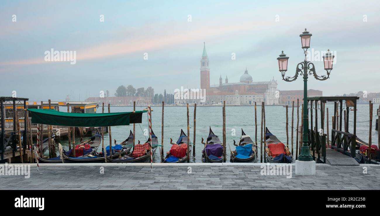 Gondoles et église San Giorgio di Maggiore à l'aube dans le brouillard, Venise, Italie Banque D'Images