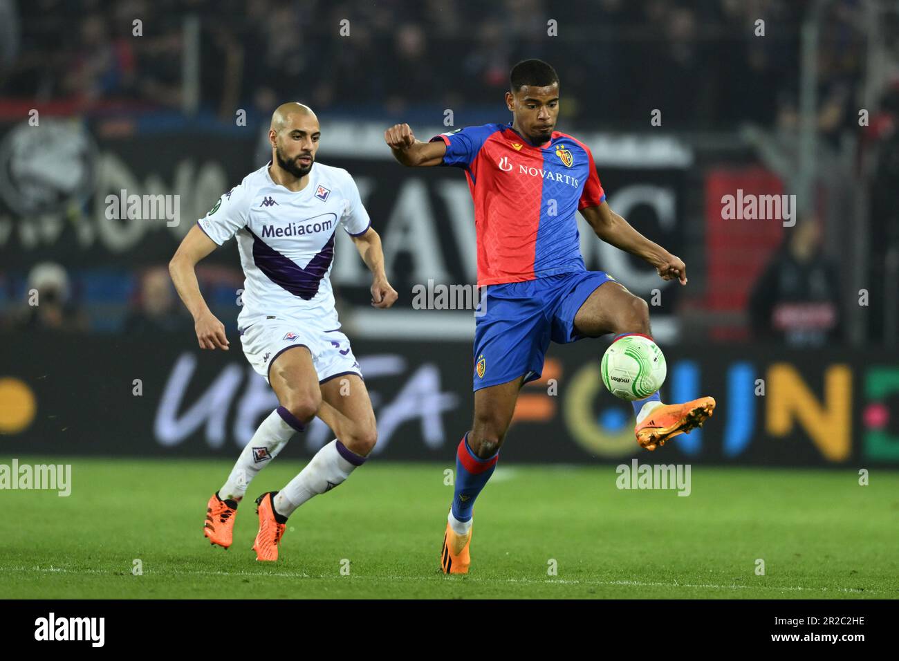 Bâle, Suisse. 19 mai 2023, Andy Diouf (Bâle 1893)Sofyan Amrabal (Fiorentina) lors du match de la Ligue des conférences de l'UEFA 2022 2023 entre Bâle 1-3 Fiorentina au stade St.Jakob sur 19 mai 2023 à Bâle, Suisse. Credit: Maurizio Borsari/AFLO/Alay Live News Banque D'Images