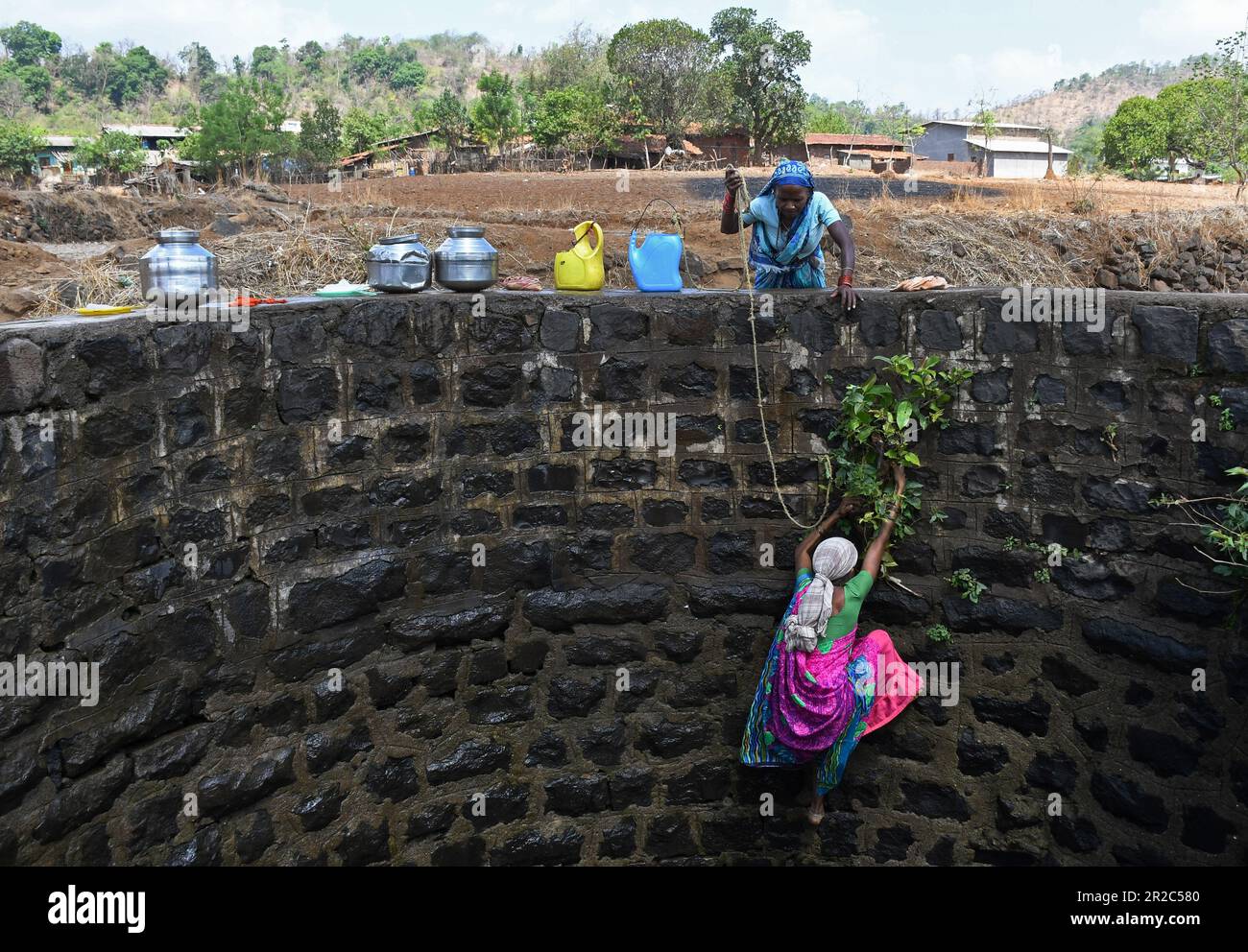 Mumbai, Inde. 16th mai 2023. Une femme est vue grimper d'un puits dans le village de Telamwadi près de Vihigaon, Shahapur taluka du district de Thane près de Mumbai. Les villageois sont confrontés à une pénurie aiguë d'eau pendant les mois d'été, car ils reçoivent l'eau par camion transportant de l'eau qui ne vide l'eau dans le puits qu'une fois par jour, ce qui est insuffisant pour eux et leur bétail pour une utilisation quotidienne. Crédit : SOPA Images Limited/Alamy Live News Banque D'Images