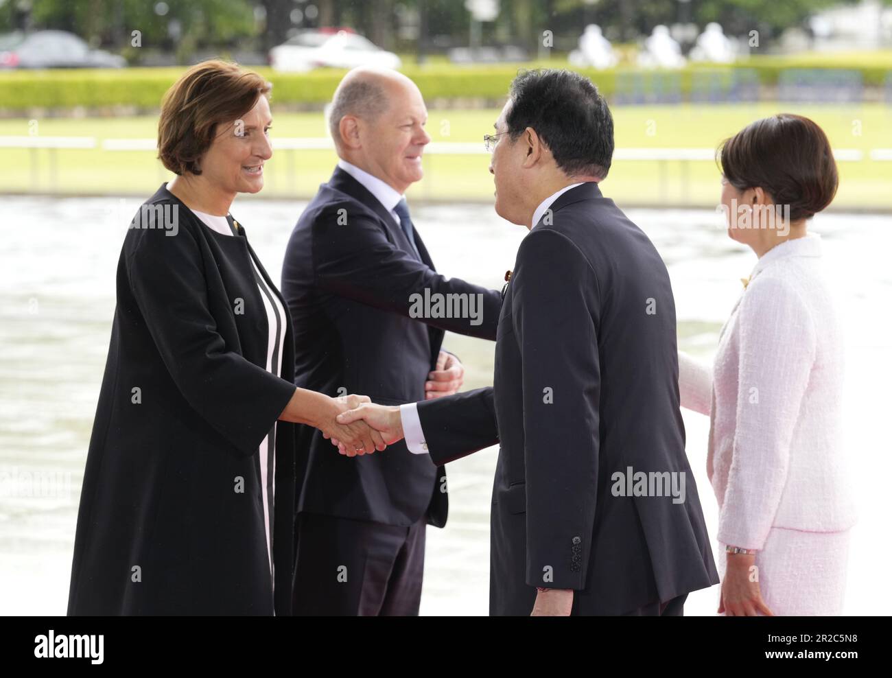 Hiroshima, Japon. 19th mai 2023. La chancelière allemande OLAF Scholz (2-L) et son épouse Britta Ernst (L) sont accueillis par le Premier ministre japonais Fumio Kishida (2-R) et la première dame Yuko Kishida au Parc commémoratif de la paix lors d'une visite au Sommet d'Hiroshima en G7 à Hiroshima, au Japon, du 19 au 28 mai 2023. Le Sommet d'Hiroshima de G7 se tiendra du 19 au 21 mai 2023. (Credit image: © POOL via ZUMA Press Wire) USAGE ÉDITORIAL SEULEMENT! Non destiné À un usage commercial ! Banque D'Images