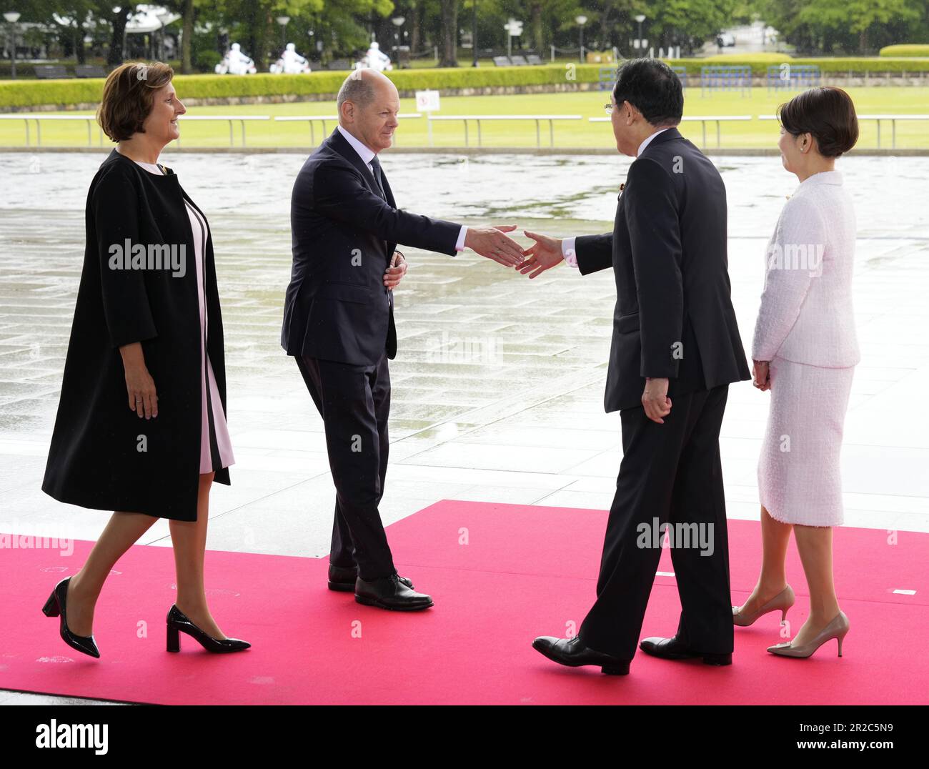 Hiroshima, Japon. 19th mai 2023. La chancelière allemande OLAF Scholz (2-L) et son épouse Britta Ernst (L) sont accueillis par le Premier ministre japonais Fumio Kishida (2-R) et la première dame Yuko Kishida au Parc commémoratif de la paix lors d'une visite au Sommet d'Hiroshima en G7 à Hiroshima, au Japon, du 19 au 28 mai 2023. Le Sommet d'Hiroshima de G7 se tiendra du 19 au 21 mai 2023. (Credit image: © POOL via ZUMA Press Wire) USAGE ÉDITORIAL SEULEMENT! Non destiné À un usage commercial ! Banque D'Images