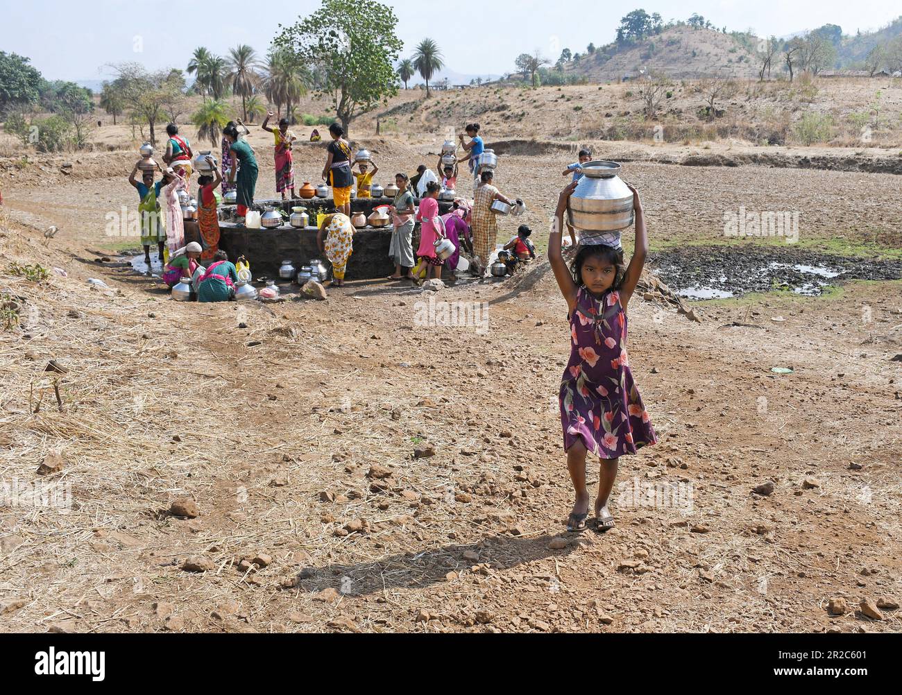 Mumbai, Maharashtra, Inde. 16th mai 2023. Une jeune fille porte un pot d'eau après l'avoir rempli du puits sur sa tête alors qu'elle rentre à la maison dans le village de Telamwadi près de Vihigaon, Shahapur taluka du district de Thane près de Mumbai. Les villageois sont confrontés à une pénurie aiguë d'eau pendant les mois d'été, car ils reçoivent l'eau par camion transportant de l'eau qui ne vide l'eau dans le puits qu'une fois par jour, ce qui est insuffisant pour eux et leur bétail pour une utilisation quotidienne. (Credit image: © Ashish Vaishnav/SOPA Images via ZUMA Press Wire) USAGE ÉDITORIAL SEULEMENT! Non destiné À un usage commercial ! Banque D'Images