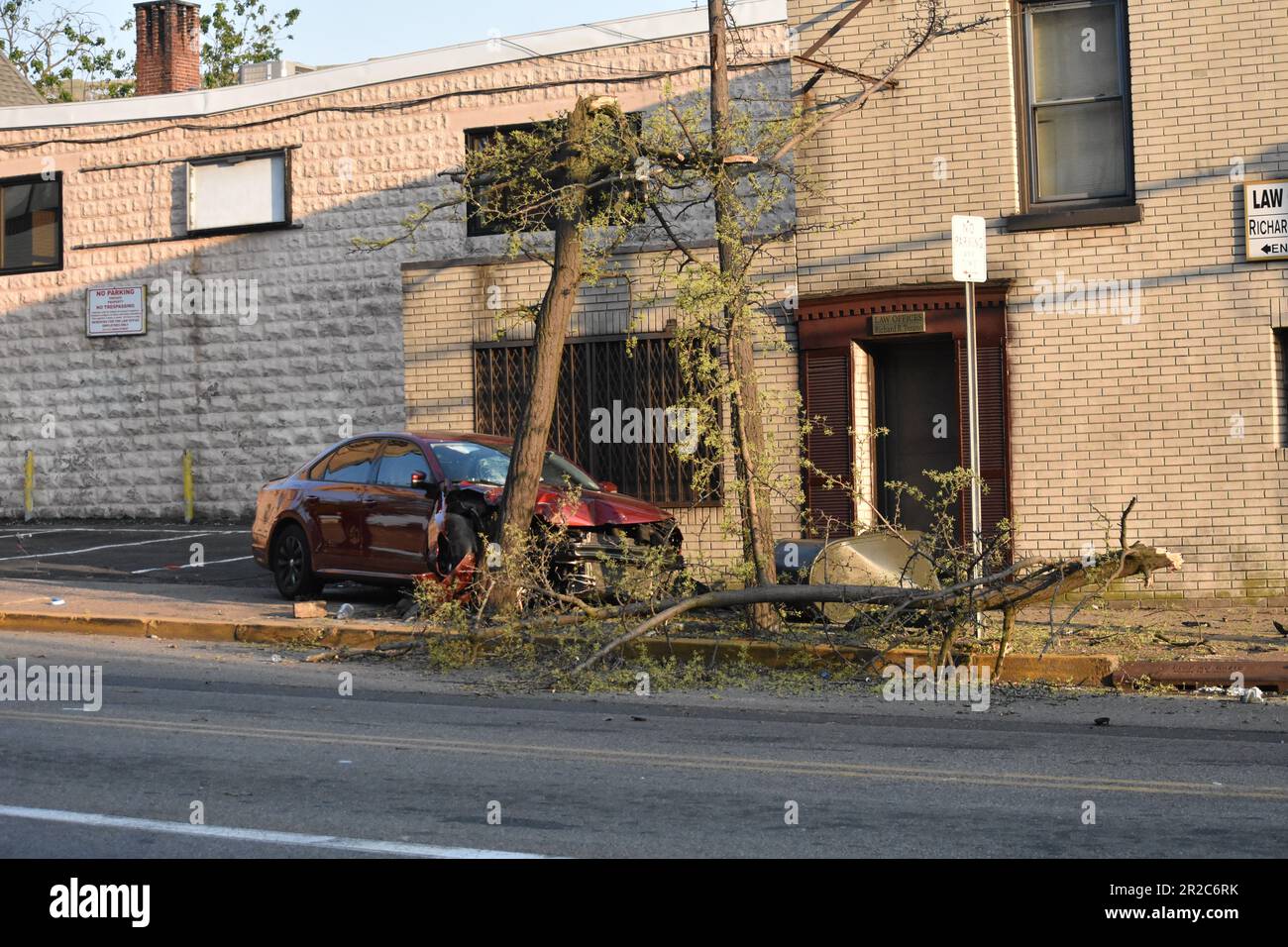 Paterson, États-Unis. 18th mai 2023. Un seul véhicule s'écrase dans un arbre et une boîte aux lettres, laissant plusieurs branches, des dommages importants et des débris encombrant les trottoirs et la chaussée. Un seul véhicule s'est écrasé dans un arbre et une boîte aux lettres, ce qui a nécessité à une personne d'obtenir la RCP. Pour le moment, on ne sait pas dans quelle condition se trouve l'individu. La scène a été tenue avec de la bande de scène de crime. La police de Paterson a gardé la zone pour préserver les preuves. L'accident s'est produit vers 7 h 00, heure de l'est, jeudi soir. Crédit : SOPA Images Limited/Alamy Live News Banque D'Images