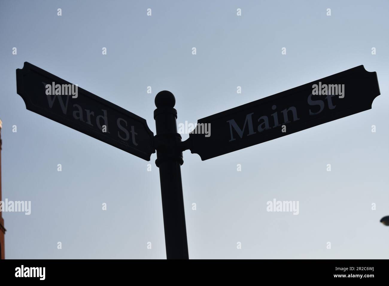 Paterson, États-Unis. 18th mai 2023. Signalisation à l'intersection où l'accident a eu lieu. Un seul véhicule s'est écrasé dans un arbre et une boîte aux lettres, ce qui a nécessité à une personne d'obtenir la RCP. Pour le moment, on ne sait pas dans quelle condition se trouve l'individu. La scène a été tenue avec de la bande de scène de crime. La police de Paterson a gardé la zone pour préserver les preuves. L'accident s'est produit vers 7 h 00, heure de l'est, jeudi soir. (Photo de Kyle Mazza/SOPA Images/Sipa USA) crédit: SIPA USA/Alay Live News Banque D'Images