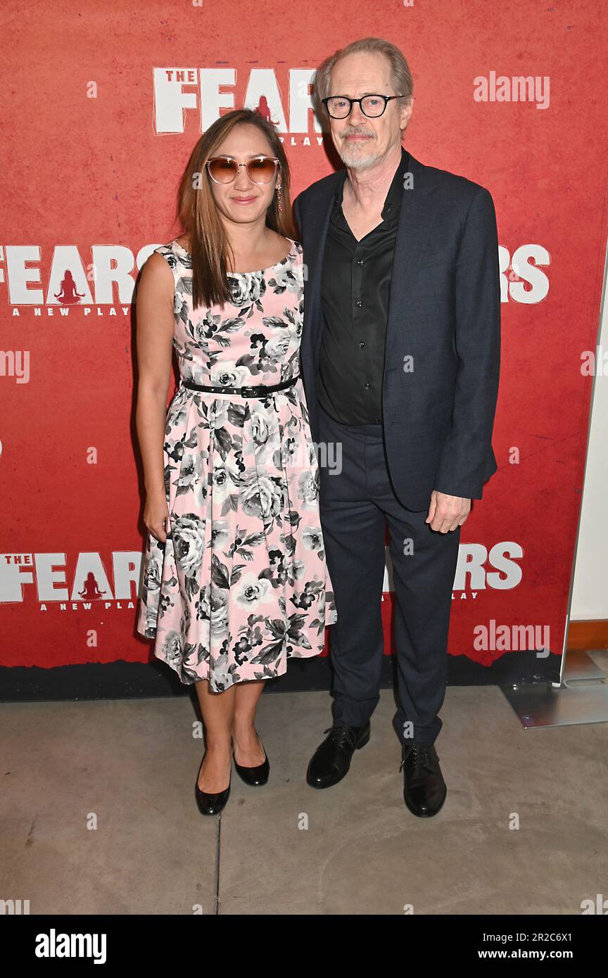 New York, États-Unis sur 18 mai 2023. Steve Buscemi et sa petite amie Karen Ho assistent à « The Fears » Off Broadway Opening à l'Irene Diamond Stage au Pershing Square Signature Center de New York, New York, États-Unis sur 18 mai 2023. Robin Platzer/ Twin Images/ Credit: SIPA US/Alamy Live News Banque D'Images