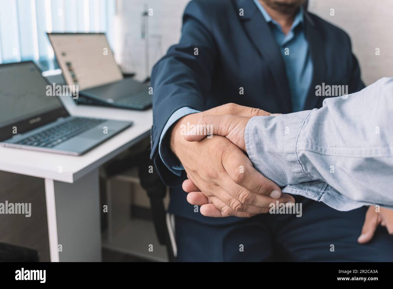 un jeune responsable est en contact avec un nouvel employé. poignée de main en gros plan. Le concept d'une transaction parfaite dans les affaires. Banque D'Images