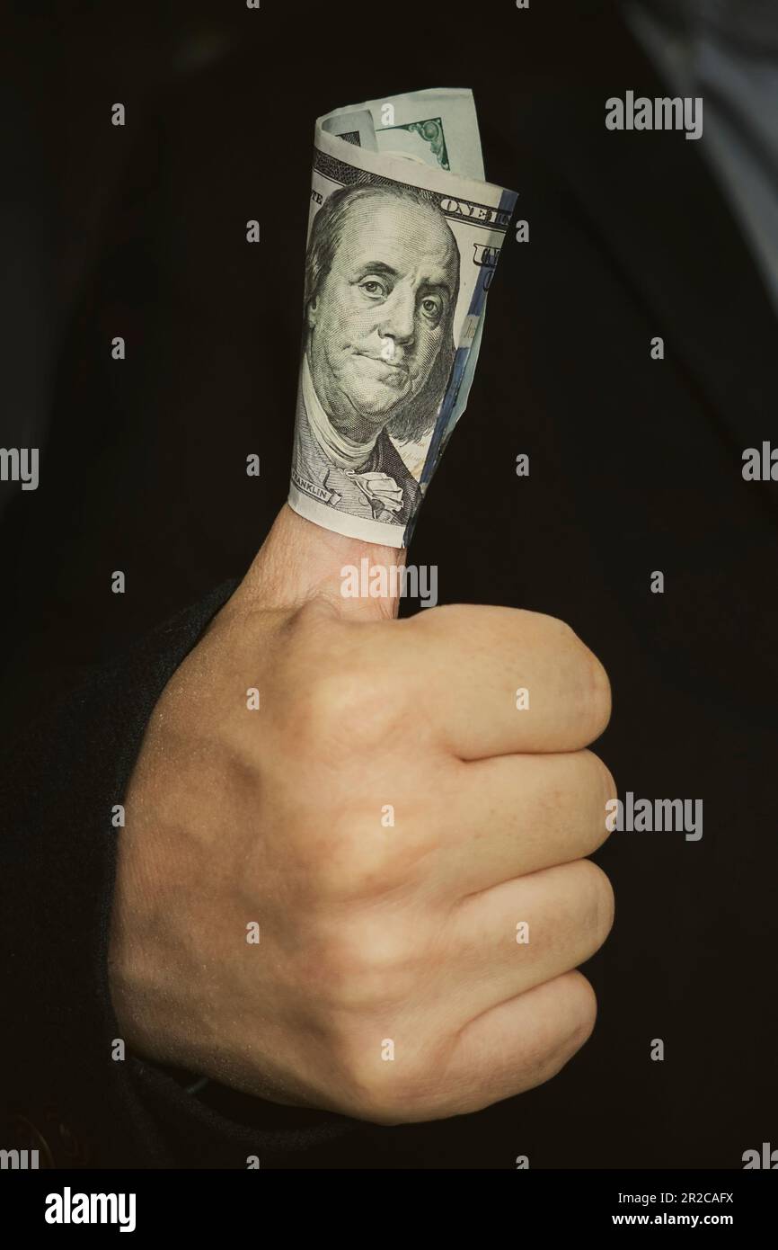 l'argent dans la main - symbole de la réussite dans les affaires. un billet de cent dollars Banque D'Images