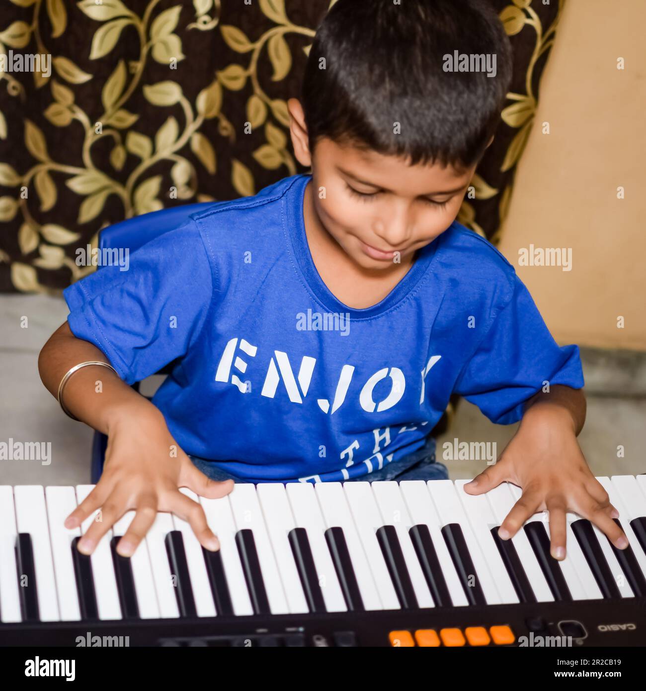 Asiatique garçon jouant le synthétiseur ou le piano. Mignon petit enfant  apprendre à jouer du piano. Les mains de l'enfant sur le clavier à  l'intérieur Photo Stock - Alamy