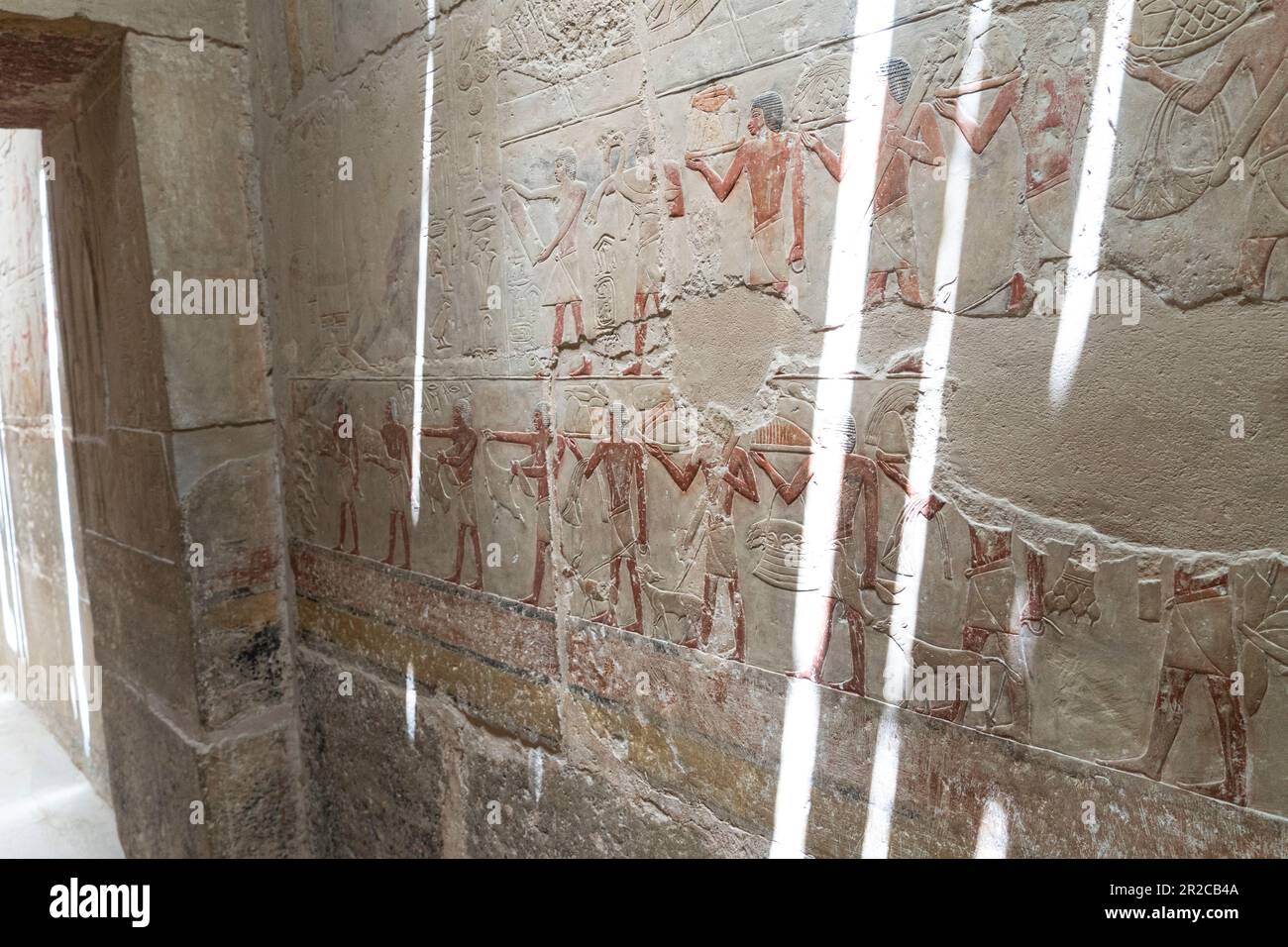 l'égypte antique couleur des images sur le mur dans la tombe. Grande étape pyramide de Djoser, Saqqara. Le Caire, Égypte. La tombe des pharaons. L'Égypte antique écrit sur Banque D'Images