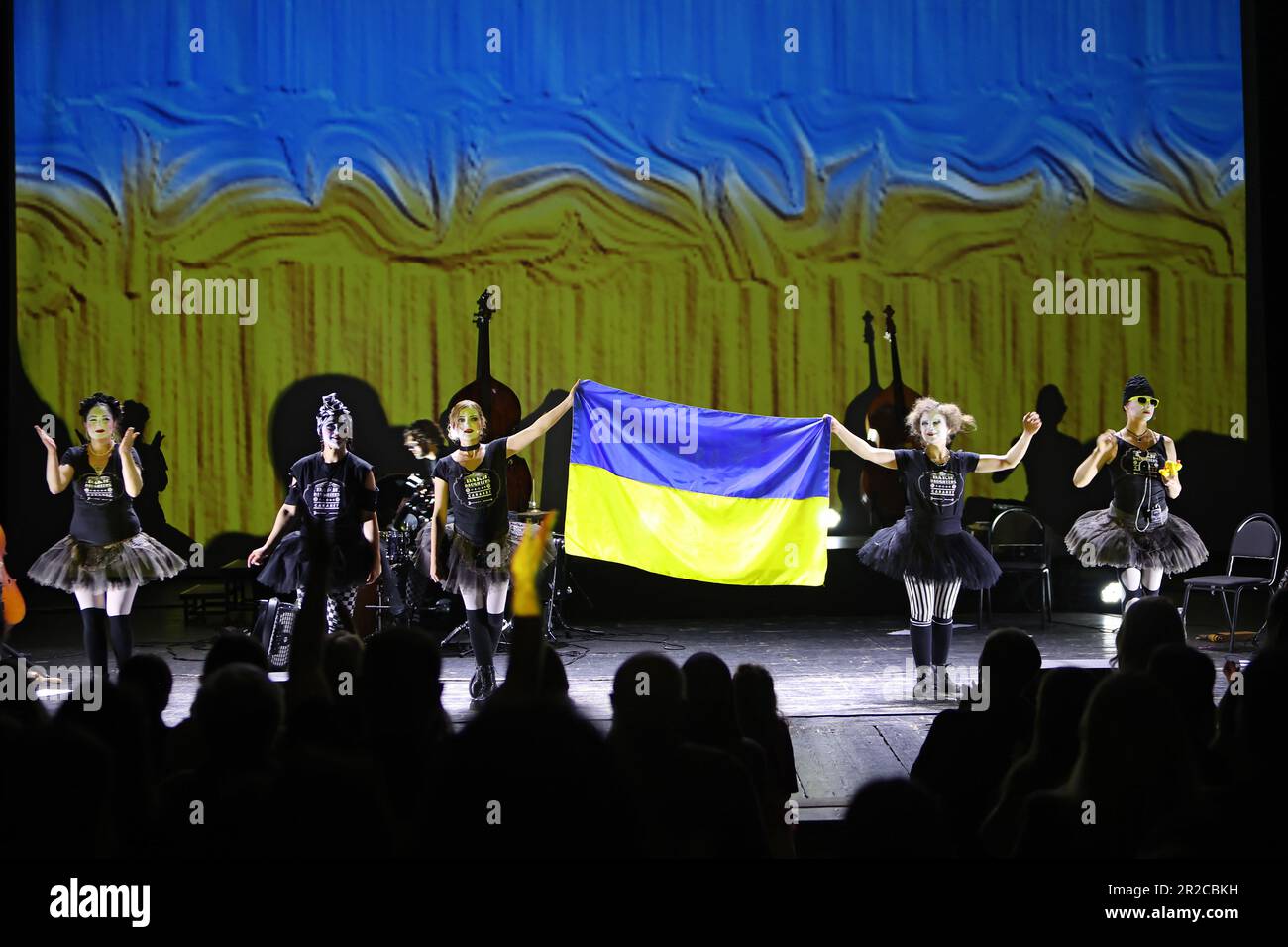 Ivano Frankivsk, Ukraine. 21st décembre 2022. IVANO-FRANKIVSK, UKRAINE - le 17 MAI 2023 - des membres du groupe de théâtre et de musique Dakh Daughters se produisent pendant le concert en faveur des forces armées de l'Ukraine au théâtre national Ivan Franko, Ivano-Frankivsk, ouest de l'Ukraine. NO USE BELARUS.0 Credit: NurPhoto SRL/Alay Live News Banque D'Images