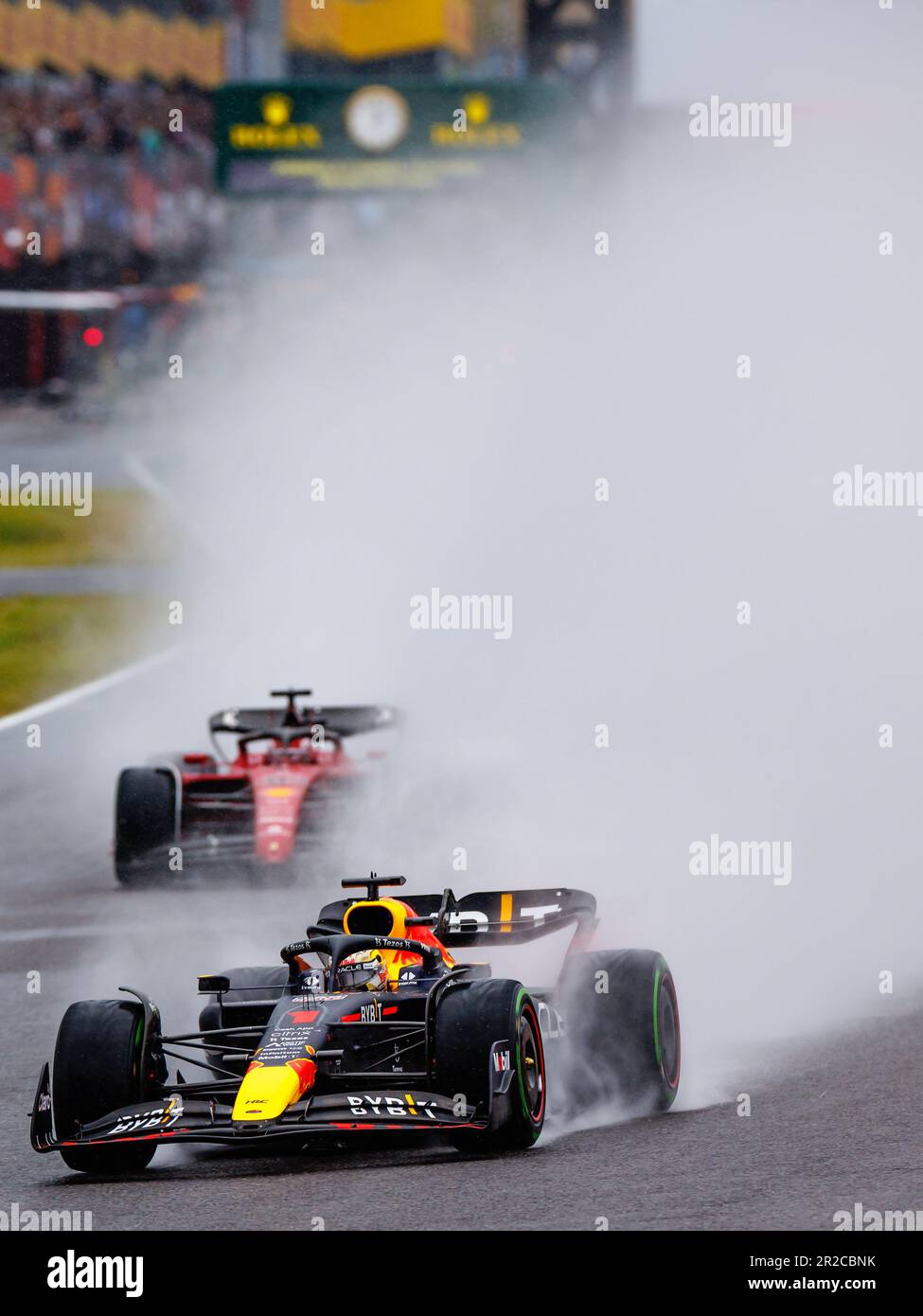 SUZUKA, JAPON, circuit de Suzuka, 9. Octobre : Max Verstappen (NED) de l'équipe Red Bull entre au tour 1 avec Charles Leclerc (MCO) de l'équipe Ferrari à proximité. Banque D'Images
