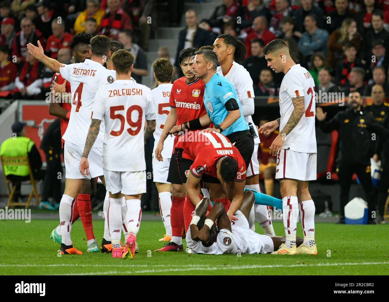 BayArena Leverkusen Allemagne 18.5.2023 football: Europa League demi-jambe deux, Bayer 04 Leverkusen (B04, rouge) vs AS Roma (ASR, blanc) — arbitre Slavko Vincic Banque D'Images