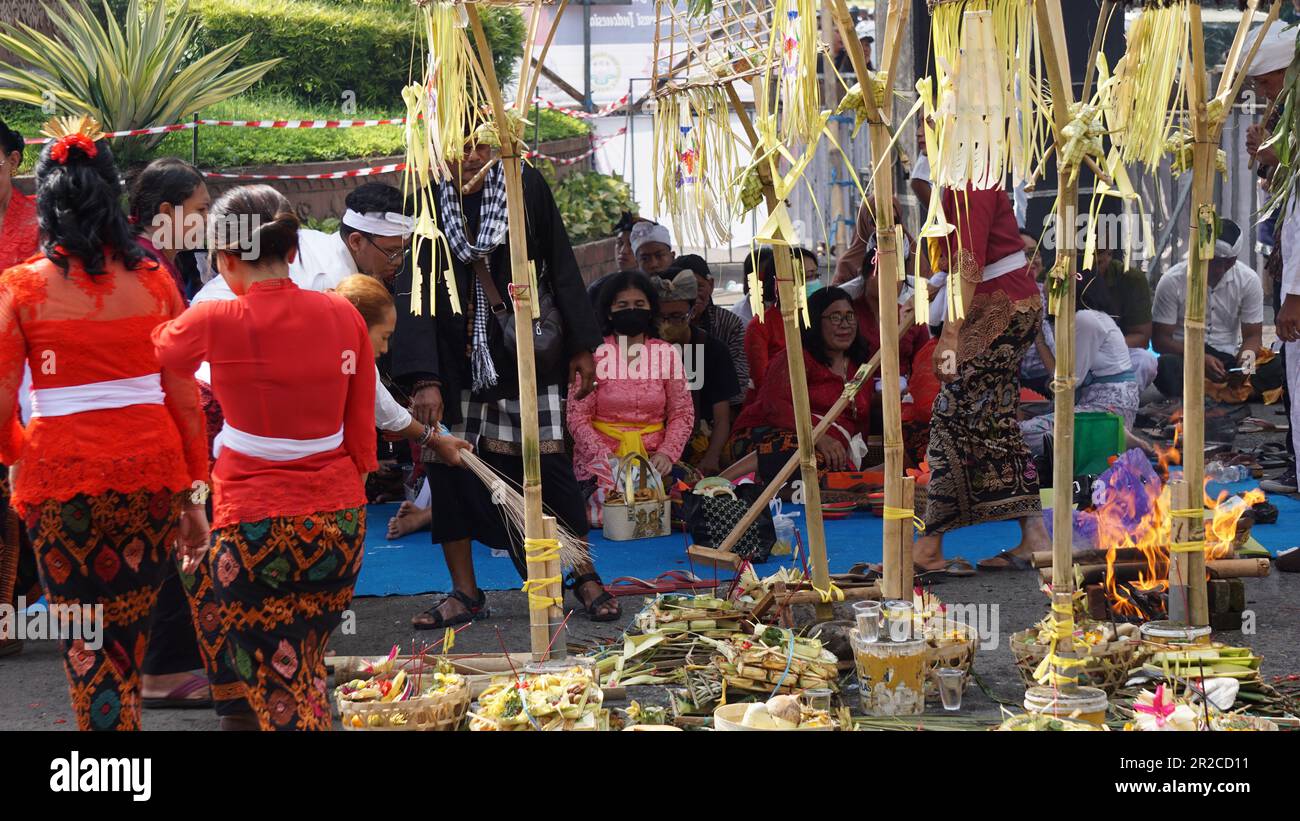 Cérémonie d'Agung de Tawur. Cette cérémonie est une cérémonie exécutée par les Hindous la veille du jour Saint de Nyepi Banque D'Images