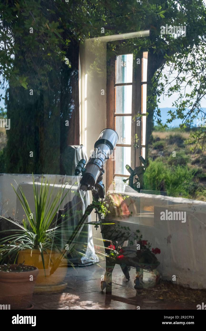 Télescope dans une fenêtre à l'historique Kannally Ranch House à Oracle, Arizona, États-Unis Banque D'Images