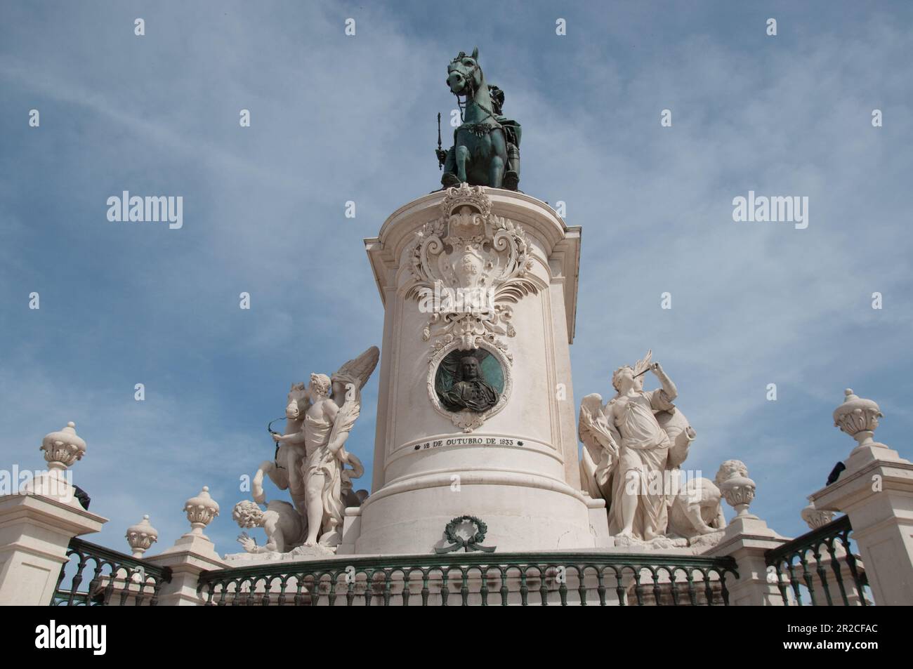 Statue du roi José I sur son cheval et l'Arc de Rua Augusta, Praca do Comercio, Lisbonne, Portugal Banque D'Images
