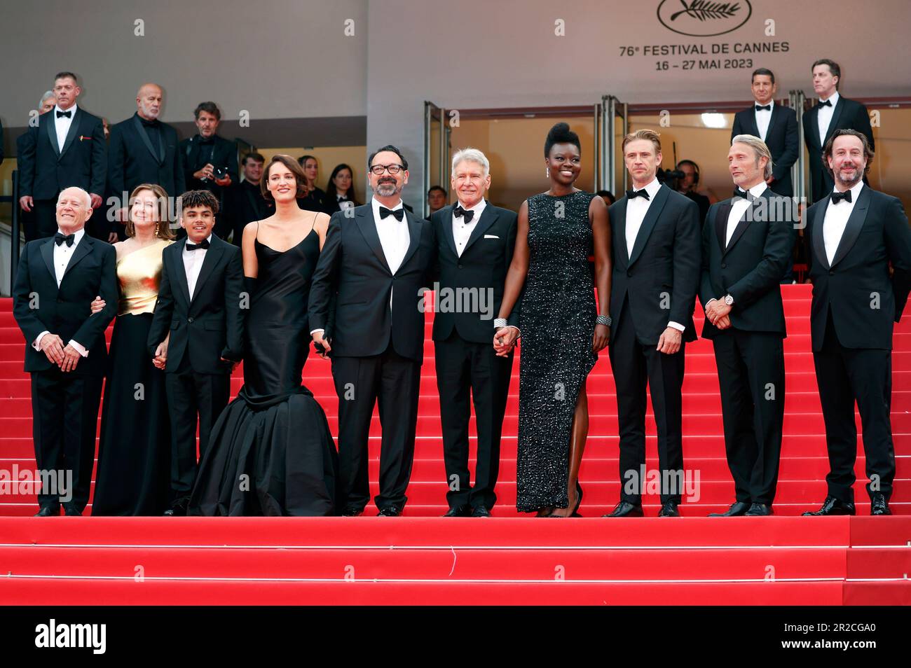 Cannes, Frankreich. 18th mai 2023. Frank Marshall, Kathleen Kennedy, Ethann Isidore, Phoebe Waller-Bridge, James Mangold, Harrison Ford, Shaunette Renee Wilson, Boyd Holbrook, Mads Mikkelson und Simon EManual BEI der Premiere des Kinofilm 'Indiana Jones and the Dial of Destiny/Indiana Jones und das Rad des Schicksalss' auf dem Festival de Cannes 2023/76. Internationale Filmfestspiele von Cannes im Palais des Festivals. Cannes, 18.05.2023 crédit: Geisler-Fotopress GmbH/Alay Live News Banque D'Images