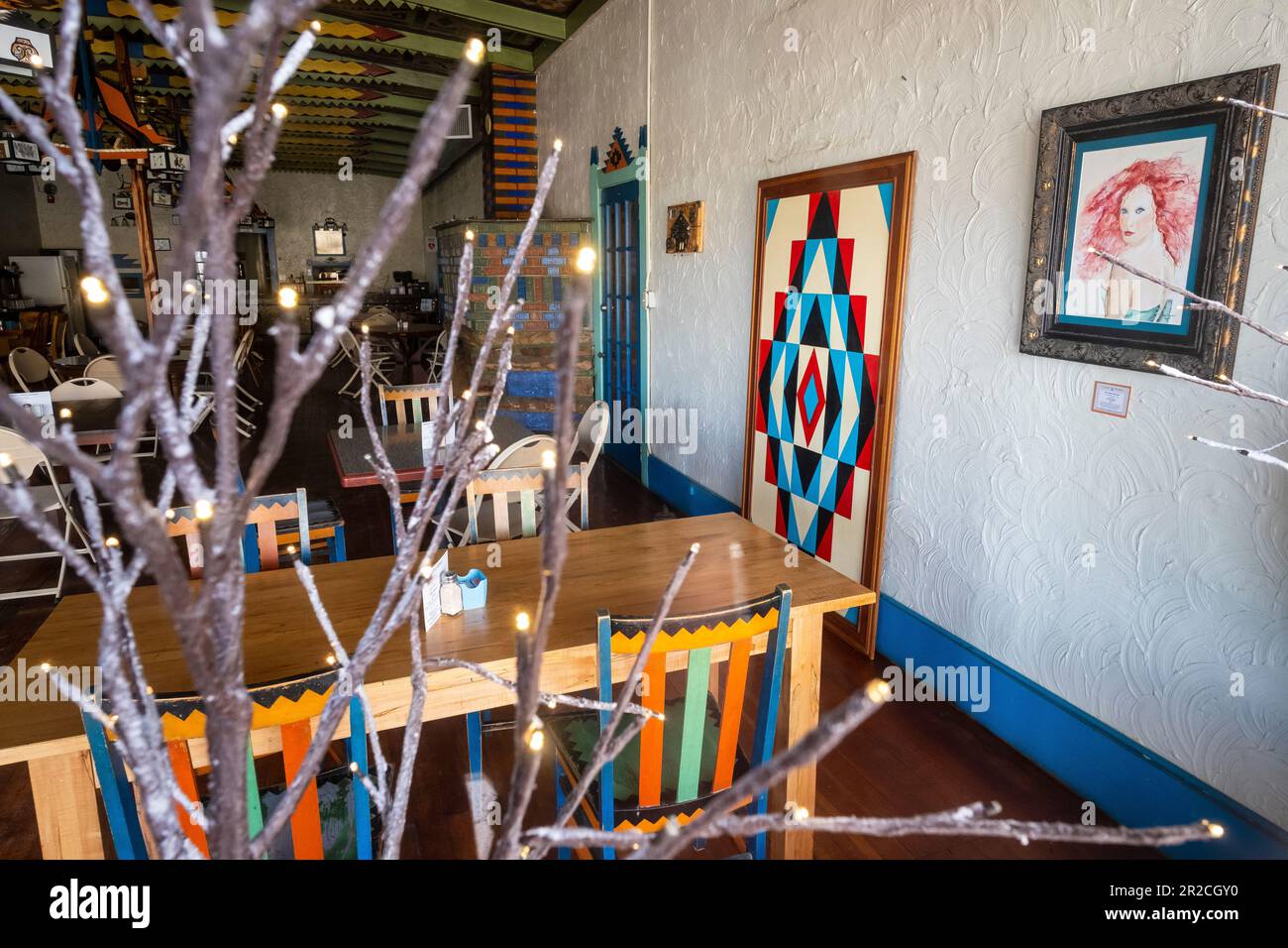 Mountainair, Nouveau-Mexique, États-Unis -- des motifs colorés dans la salle à manger de l'historique Shaffer Hotel Banque D'Images