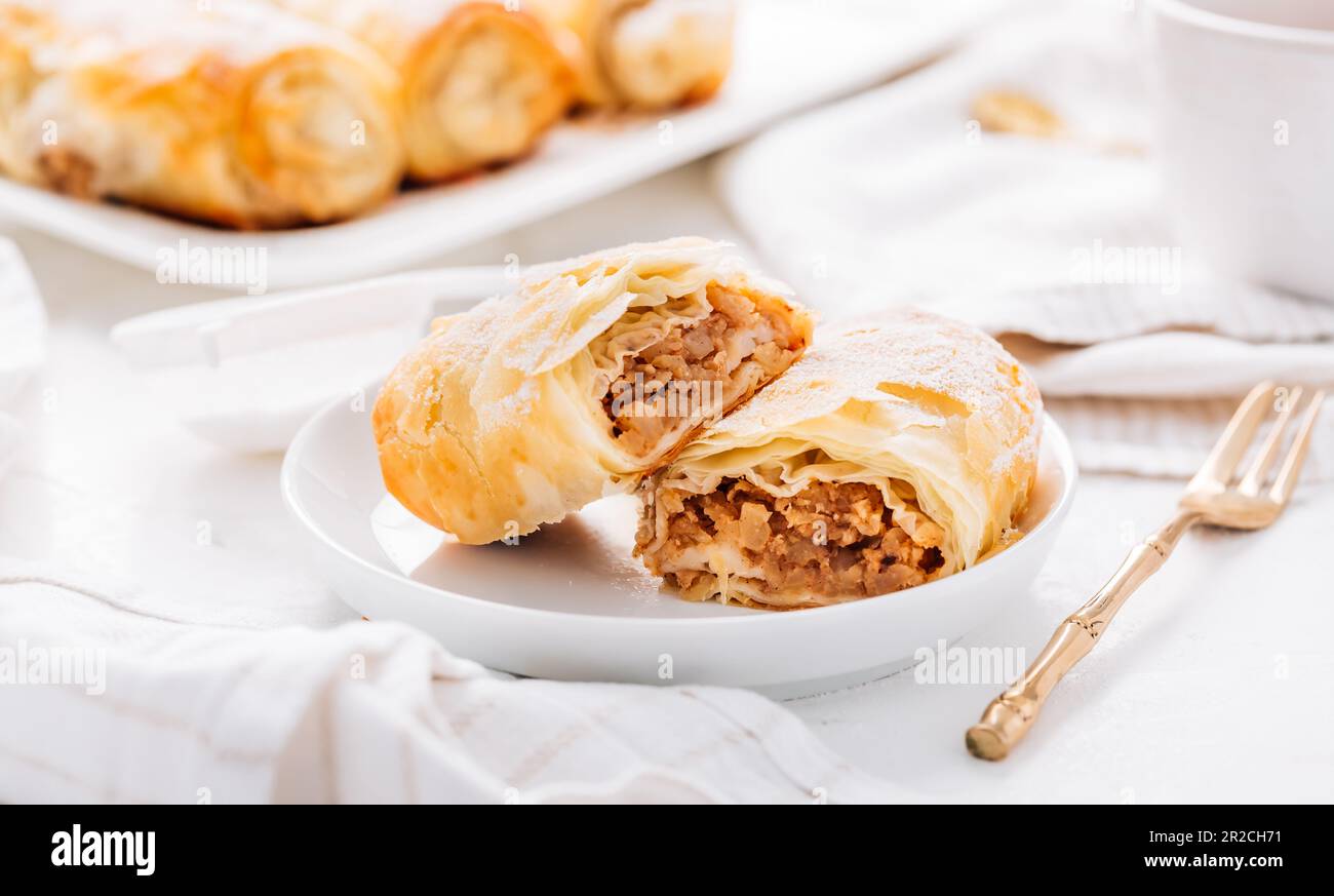 Strudel aux pommes maison à la cannelle, tarte aux pommes avec une tasse de thé aux fruits Banque D'Images