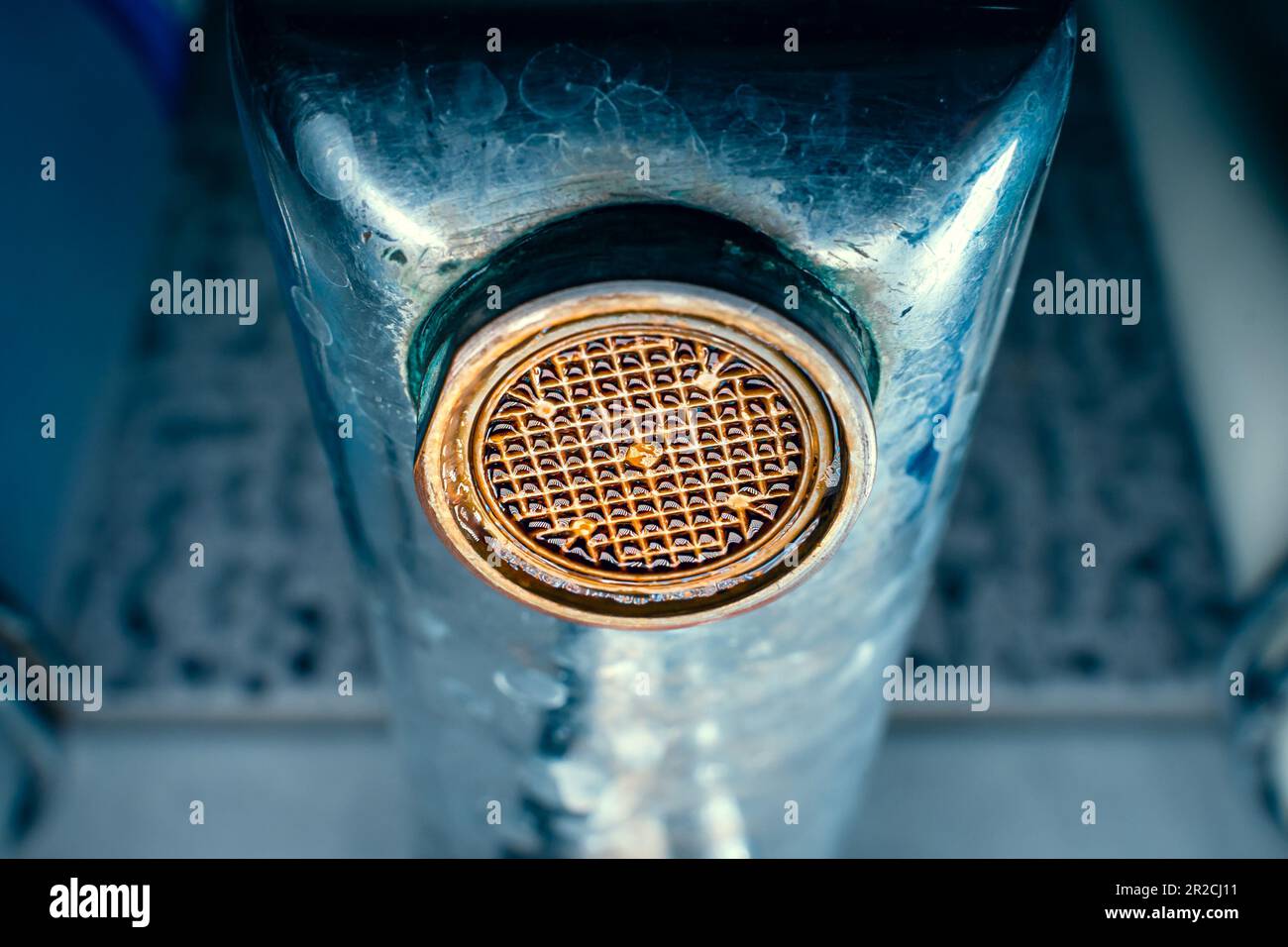diffuseur d'aérateur dans le robinet en gros plan. Corrosion et dépôts de tartre de l'eau. Vieux robinet d'eau sale dans le lavabo sur un fond flou Banque D'Images