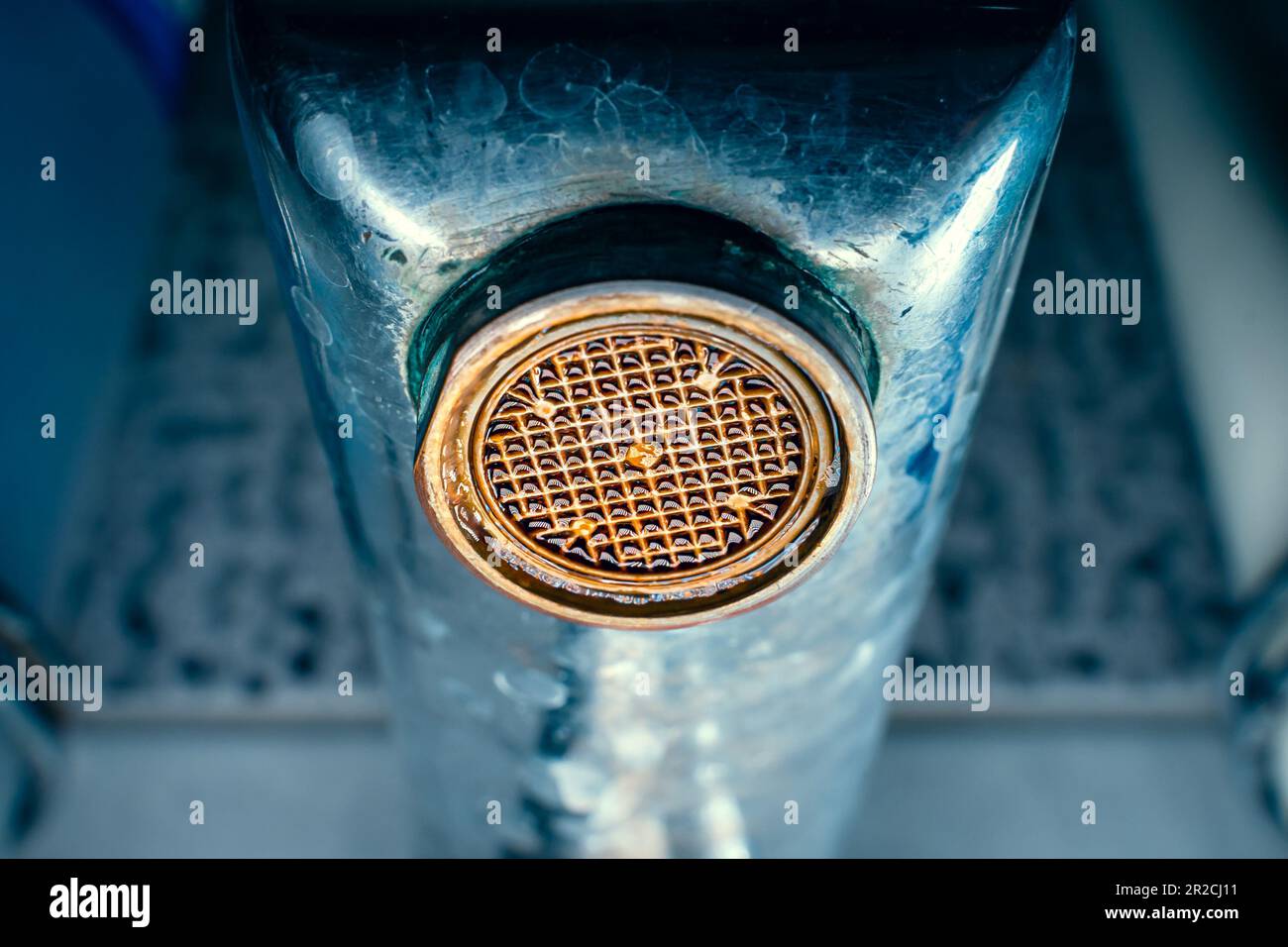 diffuseur d'aérateur dans le robinet en gros plan. Corrosion et dépôts de tartre de l'eau. Vieux robinet d'eau sale dans le lavabo sur un fond flou Banque D'Images