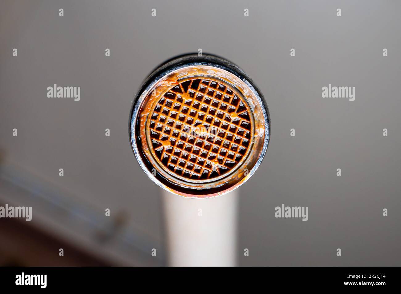 diffuseur d'aérateur dans le robinet en gros plan. Corrosion et dépôts de tartre de l'eau. Vieux robinet d'eau sale dans le lavabo sur un fond flou Banque D'Images