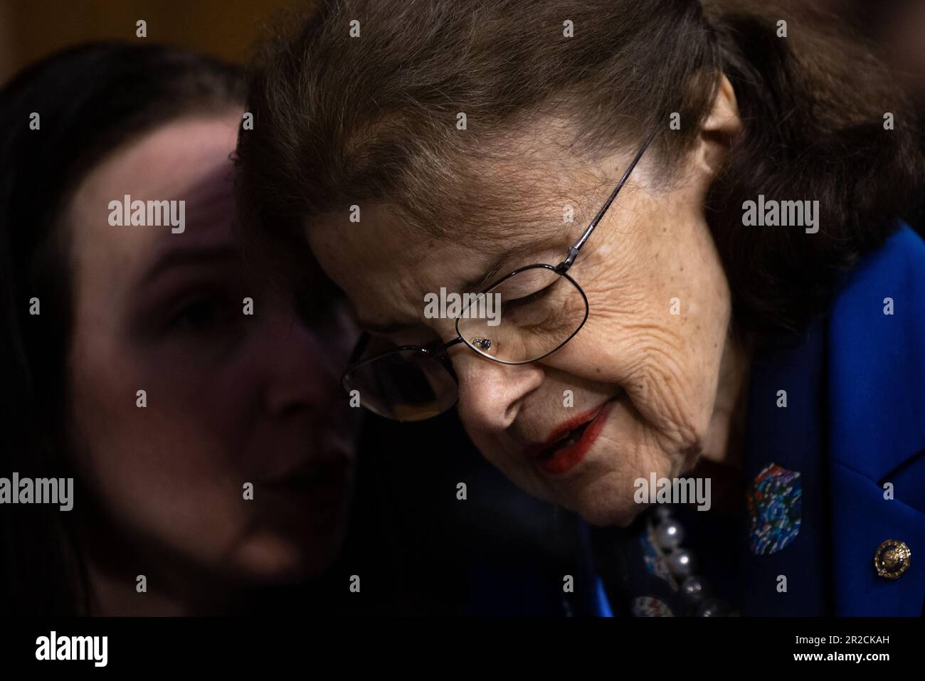 Washington, États-Unis. 18th mai 2023. La sénatrice américaine Dianne Feinstein (démocrate de Californie) s'entretient avec un membre du personnel lors d'une réunion de la Commission du Sénat américain sur la magistrature à Capitol Hill à Washington, DC, Etats-Unis., jeudi, 18 mai, 2023. Photo de Julia Nikhinson/CNP/ABACAPRESS.COM crédit: Abaca Press/Alay Live News Banque D'Images