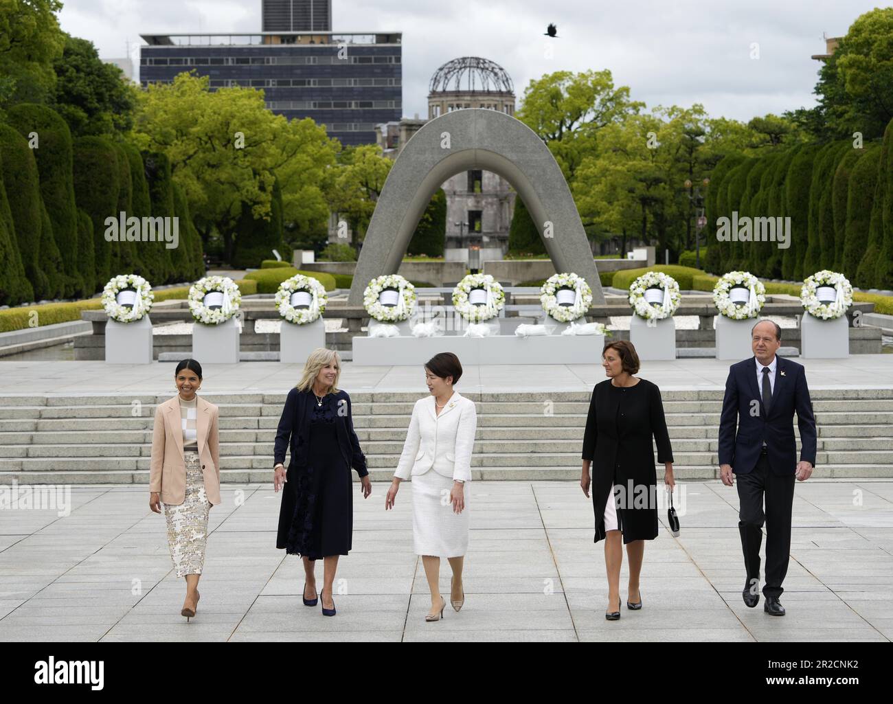 18 mai 2023, Hiroshima, Japon : épouse (G-D) du Premier ministre britannique Rishi Sunak, Akshata Murty, première dame des États-Unis Jill Biden, première dame du Japon Yuko Kishida, épouse du chancelier allemand OLAF Scholz, Britta Ernst, Et le mari de la présidente de la Commission européenne Ursula von der Leyen, Heiko von der Leyen, marchent ensemble après une cérémonie de pose de couronnes de fleurs au Cenotaph pour les victimes de la bombe atomique dans le Parc commémoratif de la paix dans le cadre du Sommet d'Hiroshima en G7 à Hiroshima, au Japon, du 19 mai 2023. (Photo de Franck Robichon/Pool) le Sommet d'Hiroshima G7 se tiendra du 19 au 21 mai 2023. (Image de crédit : © POO Banque D'Images