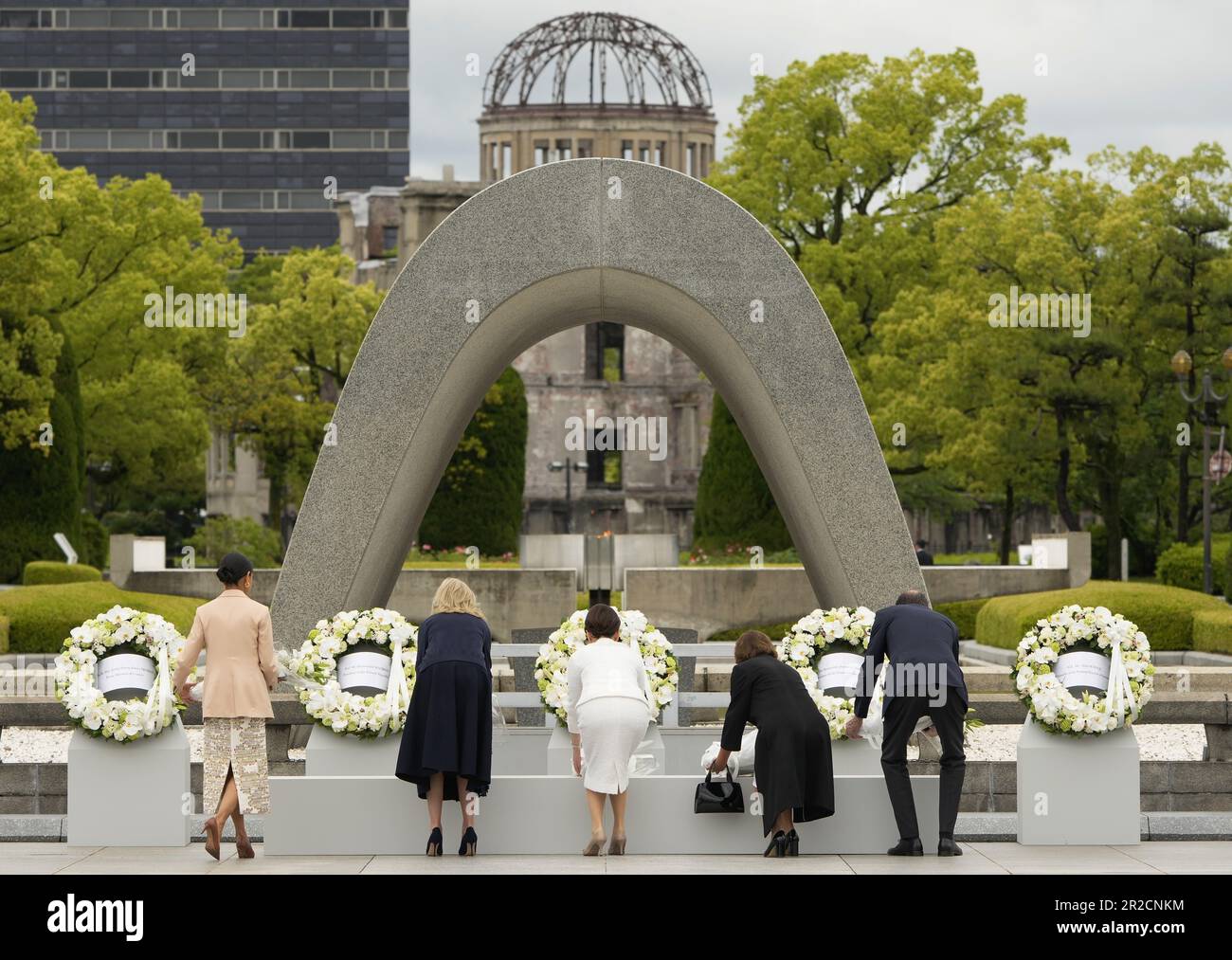 Hiroshima, Japon. 19th mai 2023. (G-D) épouse du Premier ministre britannique Rishi Sunak, Akshata Murty, la première dame des États-Unis Jill Biden, la première dame du Japon Yuko Kishida, épouse du chancelier allemand OLAF Scholz, Britta Ernst, Et mari du président de la Commission européenne Ursula von der Leyen, Heiko von der Leyen, a déposé des couronnes de fleurs au Cenotaph pour les victimes de la bombe atomique dans le Parc commémoratif de la paix, dans le cadre du Sommet d'Hiroshima en G7 à Hiroshima, au Japon, du 19 au 20 mai 2023. (Photo de Franck Robichon/Pool) le Sommet d'Hiroshima G7 se tiendra du 19 au 21 mai 2023. (Credit image: © POOL via ZUMA Press Wire) ÉDITORIAL Banque D'Images