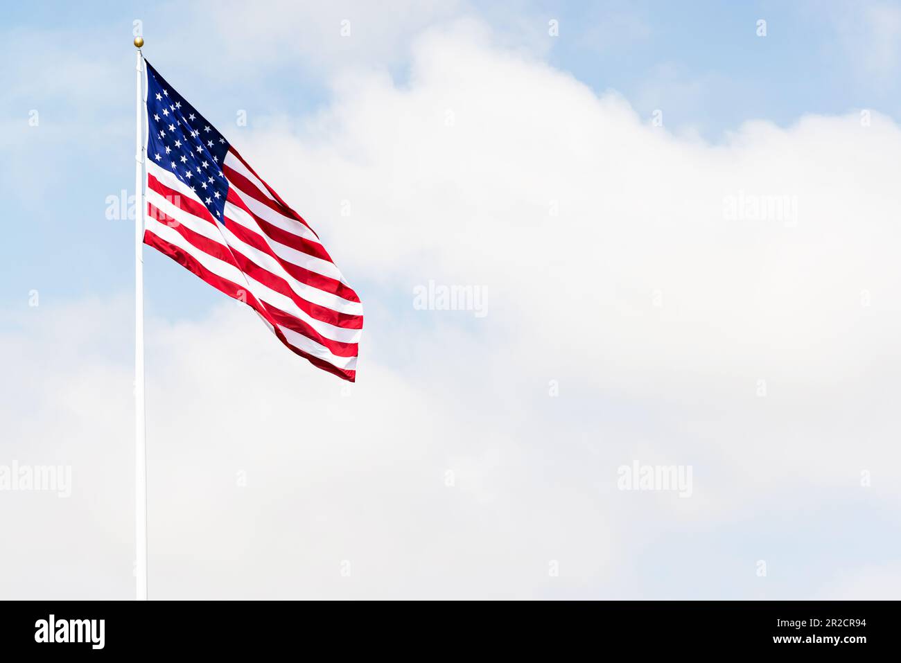 Une photo du drapeau américain qui agite contre le ciel symbolisant le patriotisme, la liberté et la fierté nationale Banque D'Images