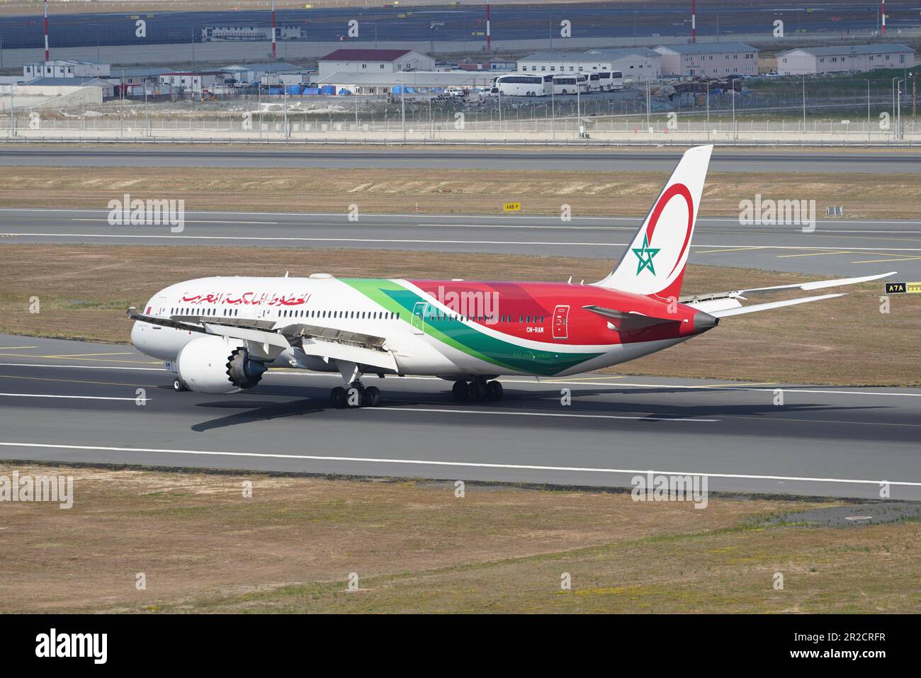 ISTANBUL, TURKIYE - 06 AOÛT 2022 : atterrissage du Boeing 787-9 (64625) Royal Air Maroc à l'aéroport international d'Istanbul Banque D'Images