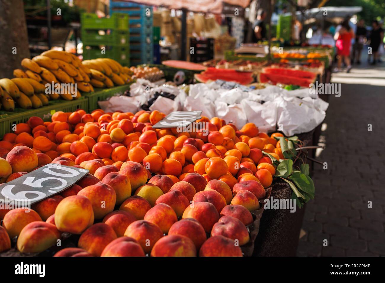 Marché aux fruits à Alcudia, Majorque. Pêche, abricot et banane à vendre sur le marché des agriculteurs Banque D'Images